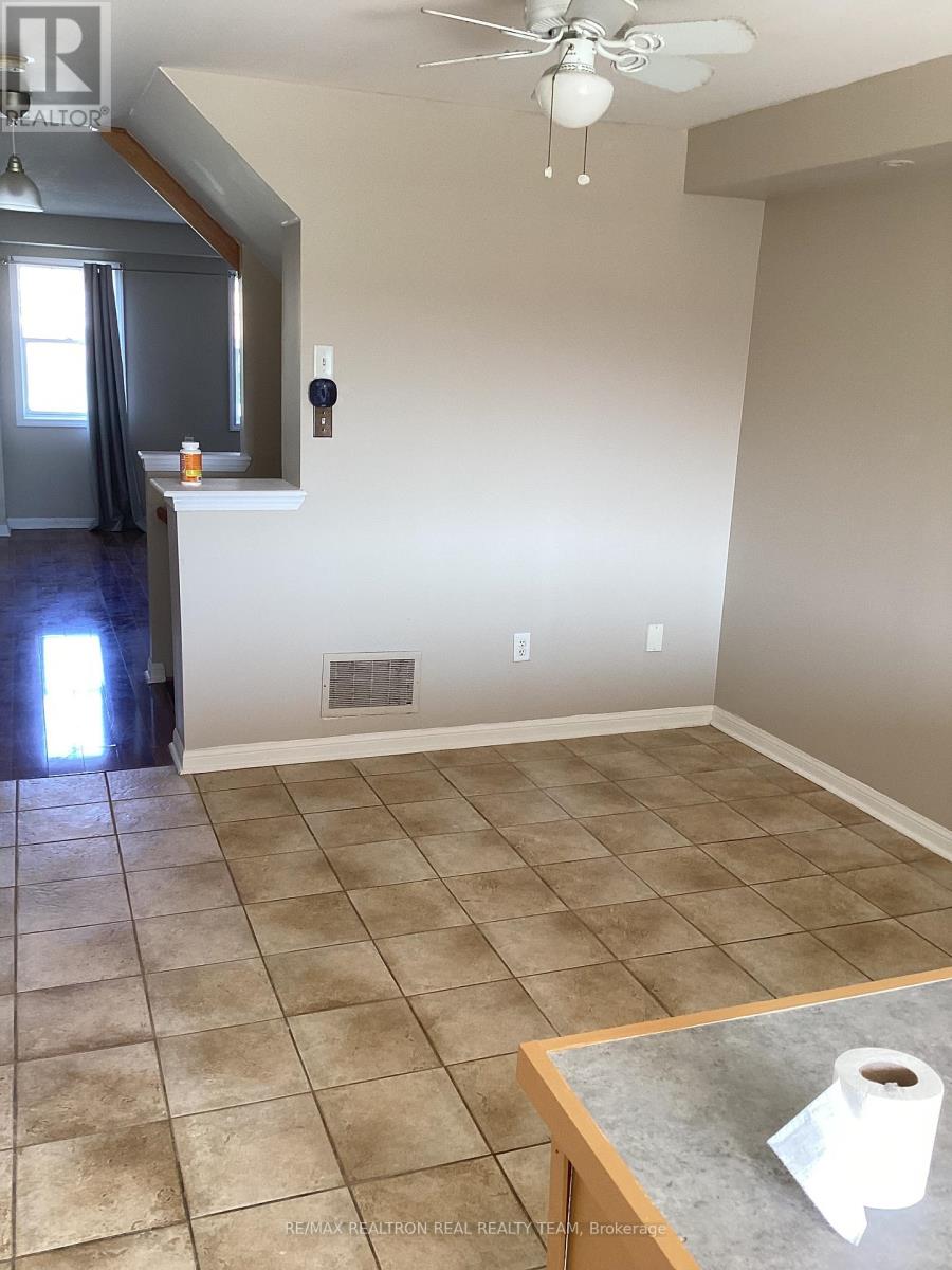 Photo 3 of 2 29 Ecopark Gate, Toronto ON