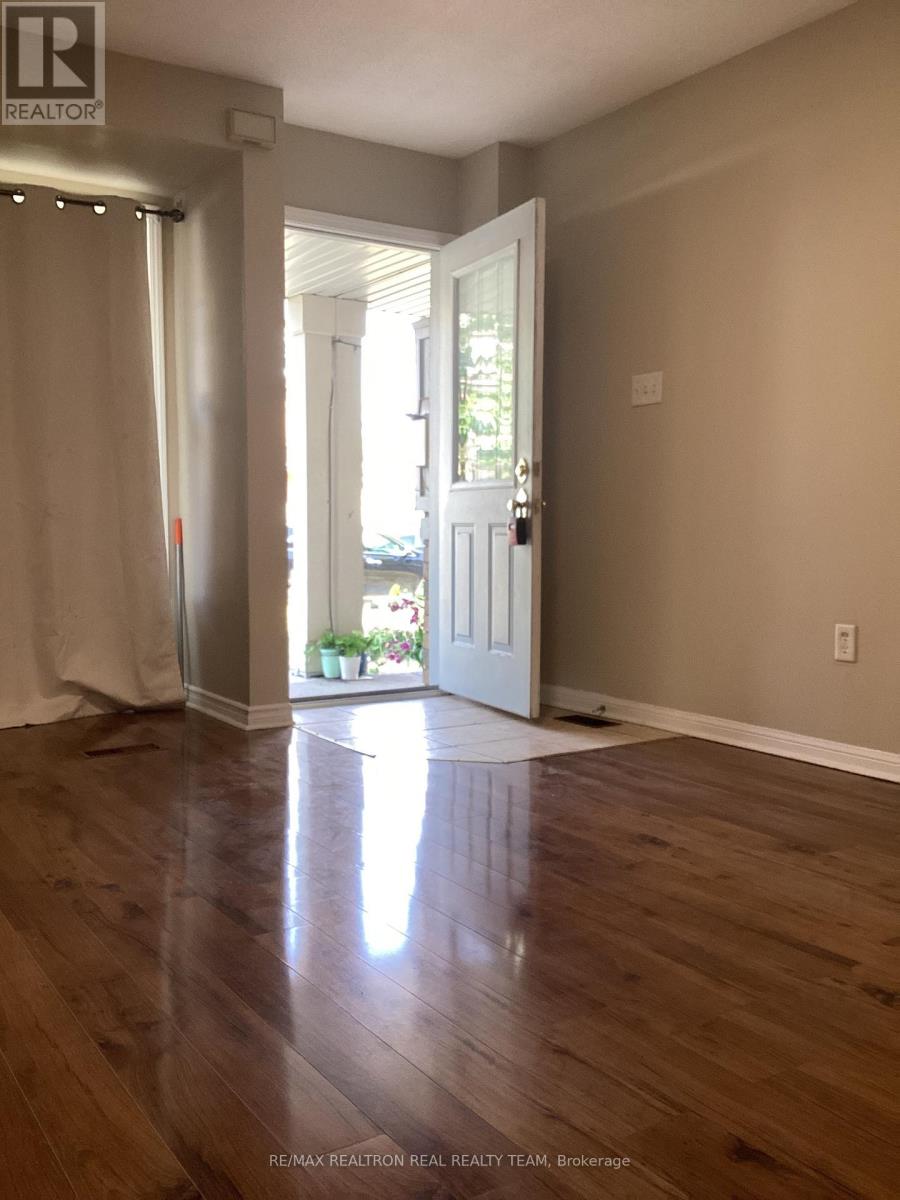 Photo 4 of 2 29 Ecopark Gate, Toronto ON