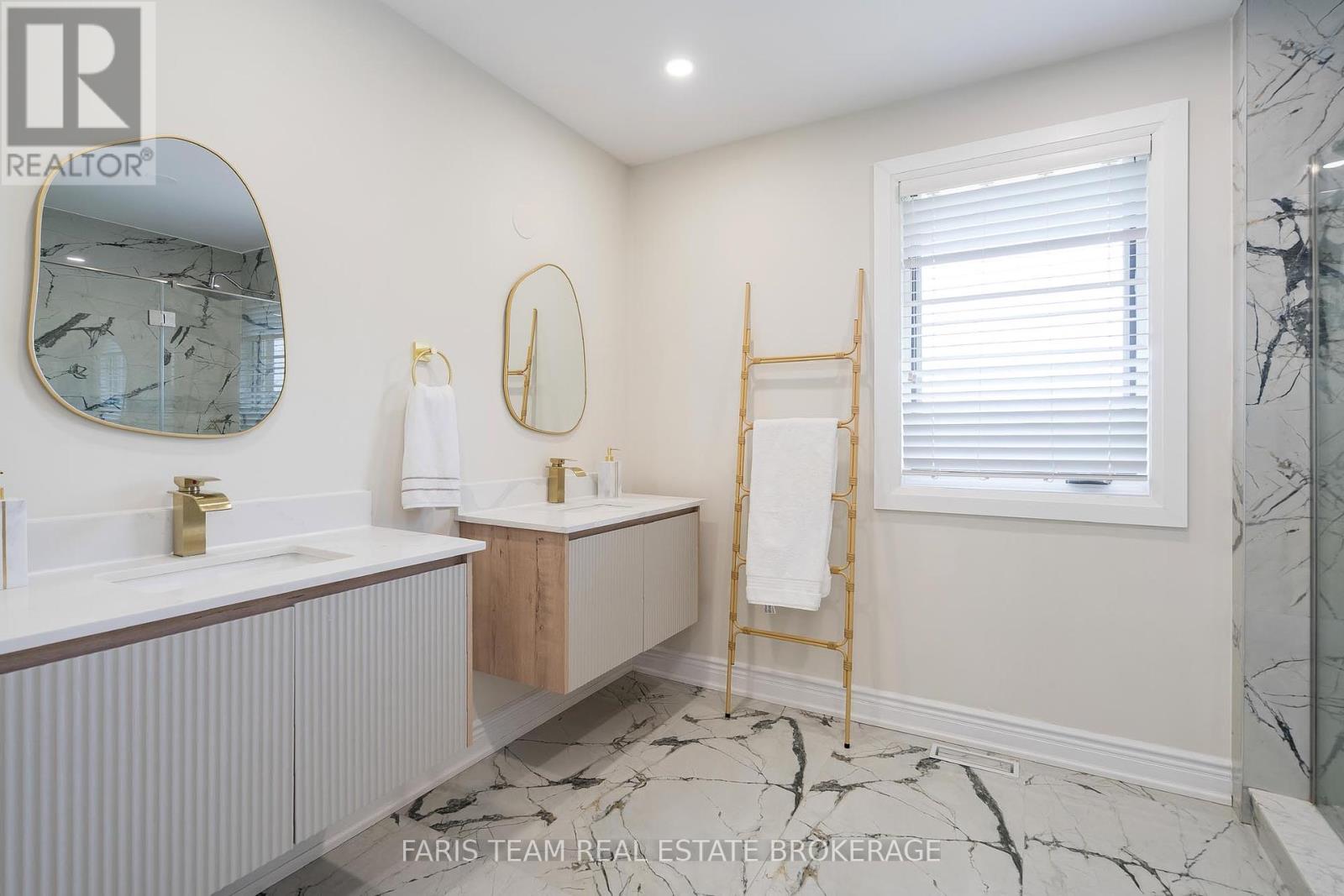 Photo 2 of 7 Golfview Boulevard, Bradford West Gwillimbury ON