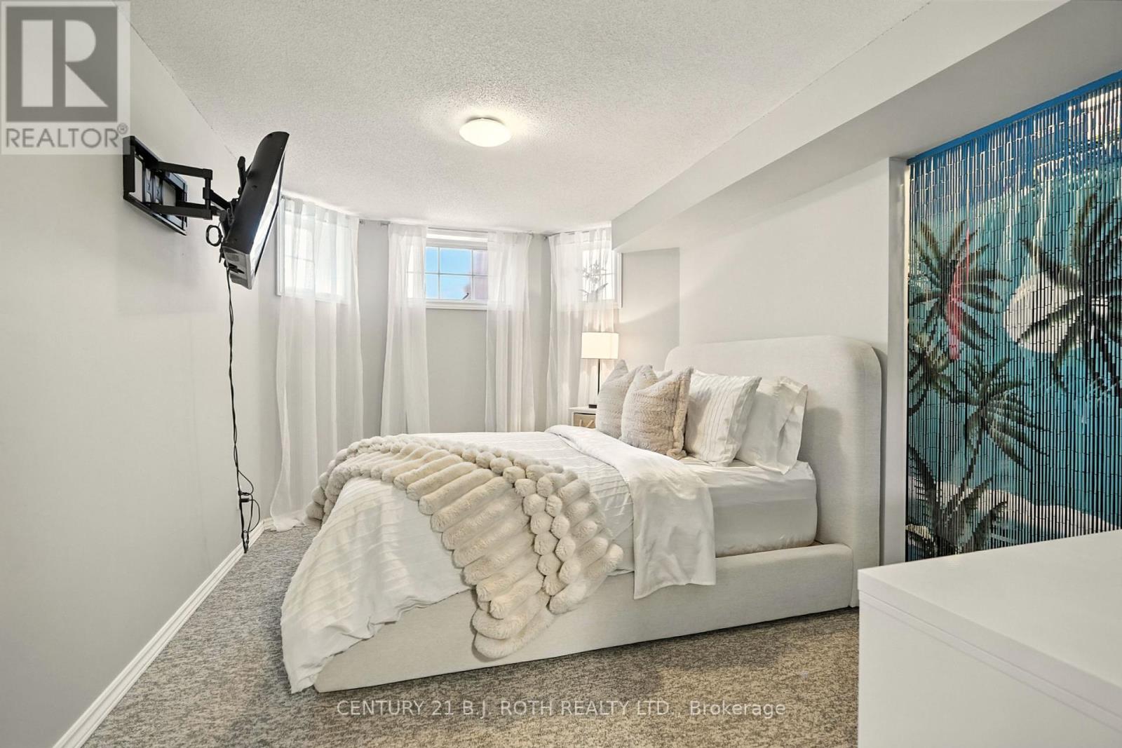 Photo 30 of 55 Holly Meadow Road, Barrie ON