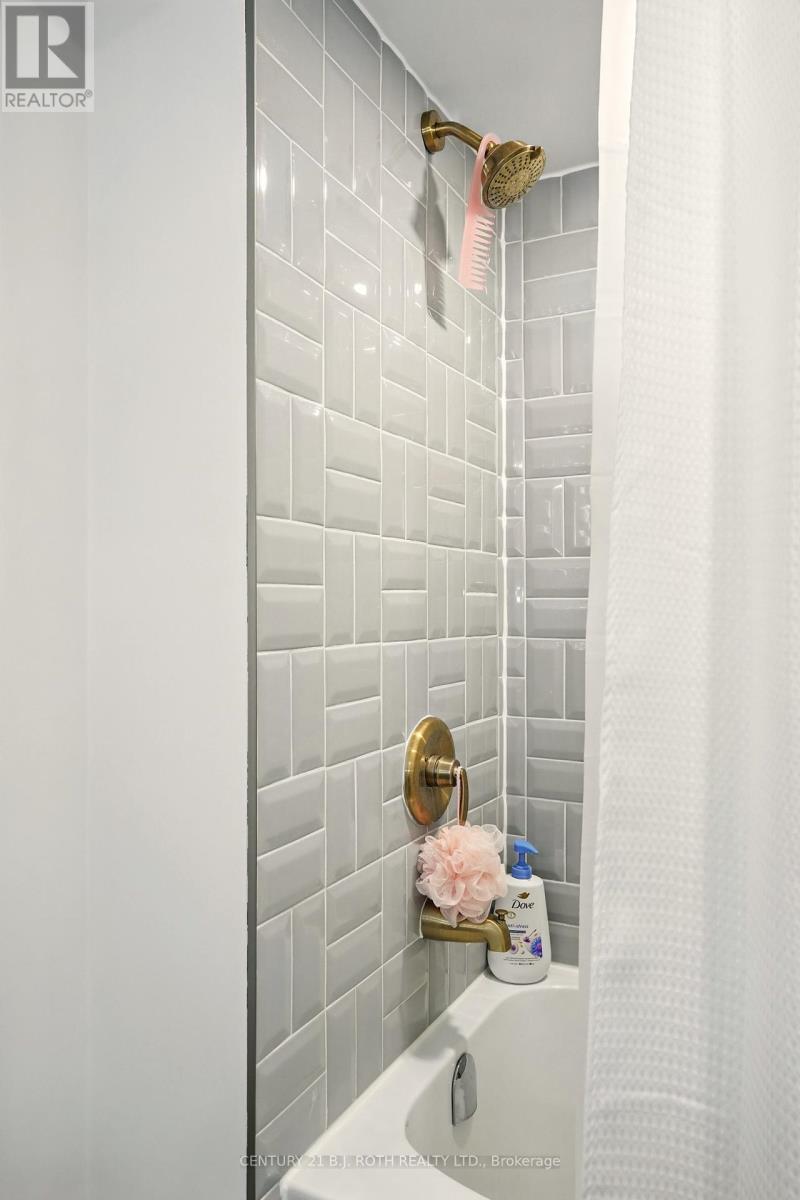 Photo 33 of 55 Holly Meadow Road, Barrie ON
