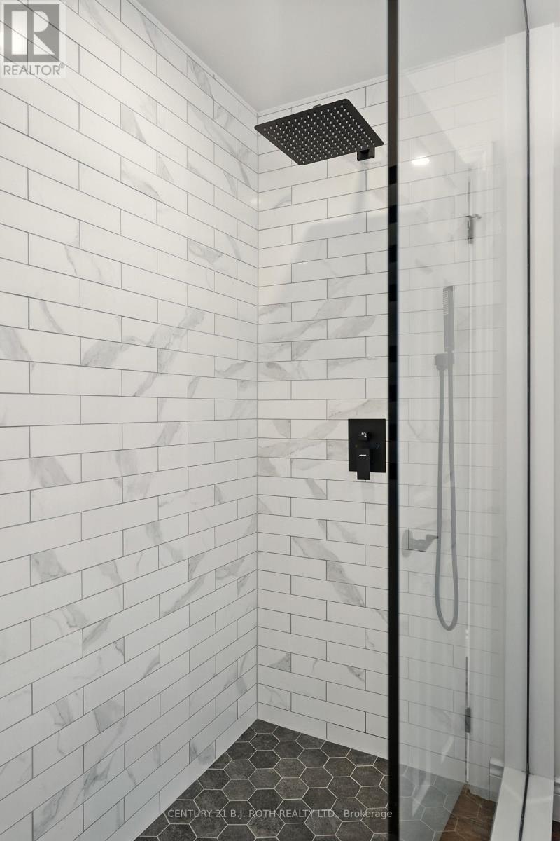 Photo 24 of 55 Holly Meadow Road, Barrie ON