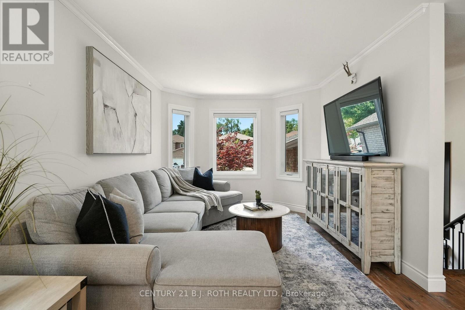 Photo 9 of 55 Holly Meadow Road, Barrie ON