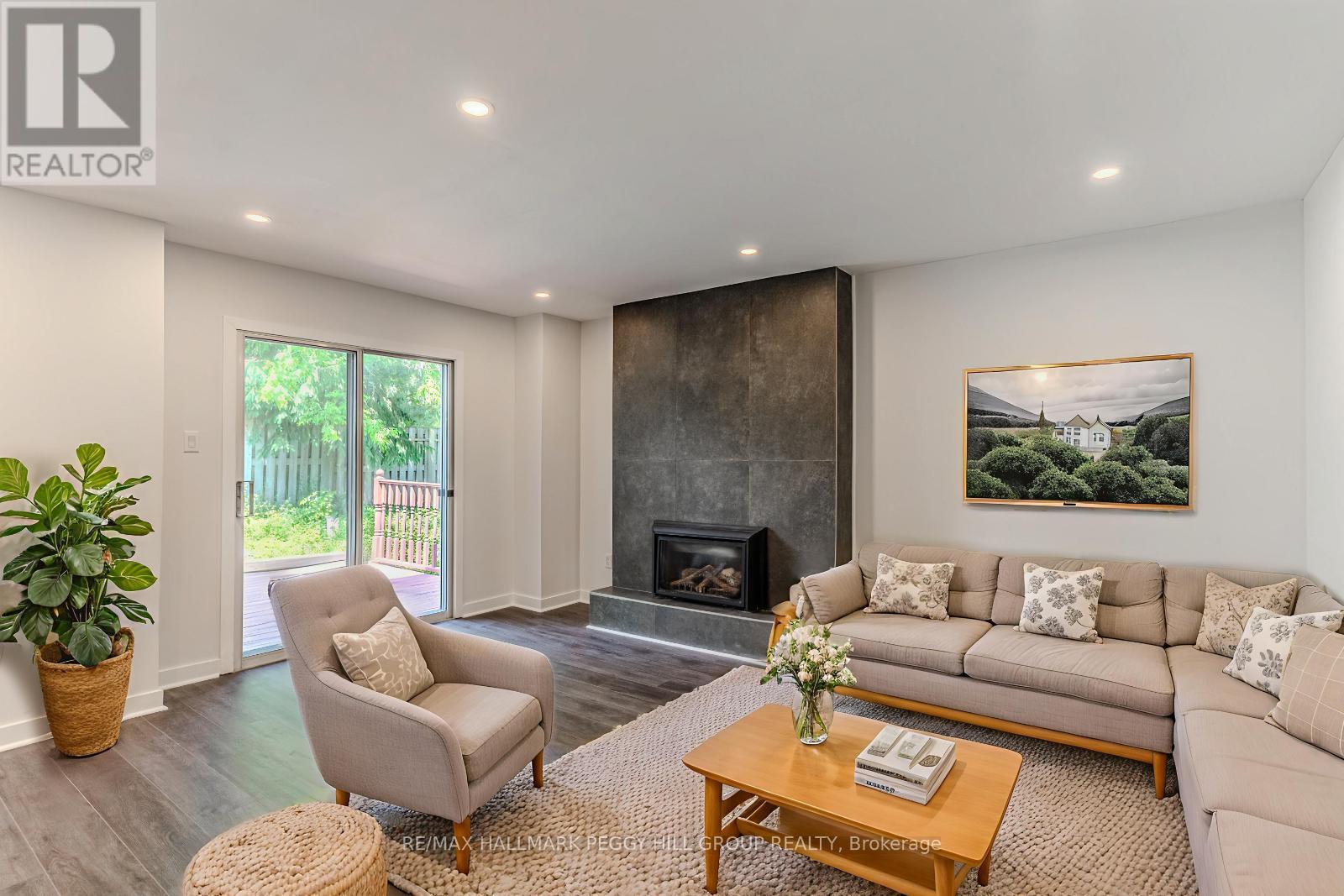 Photo 3 of 21 Autumn Lane, Barrie ON