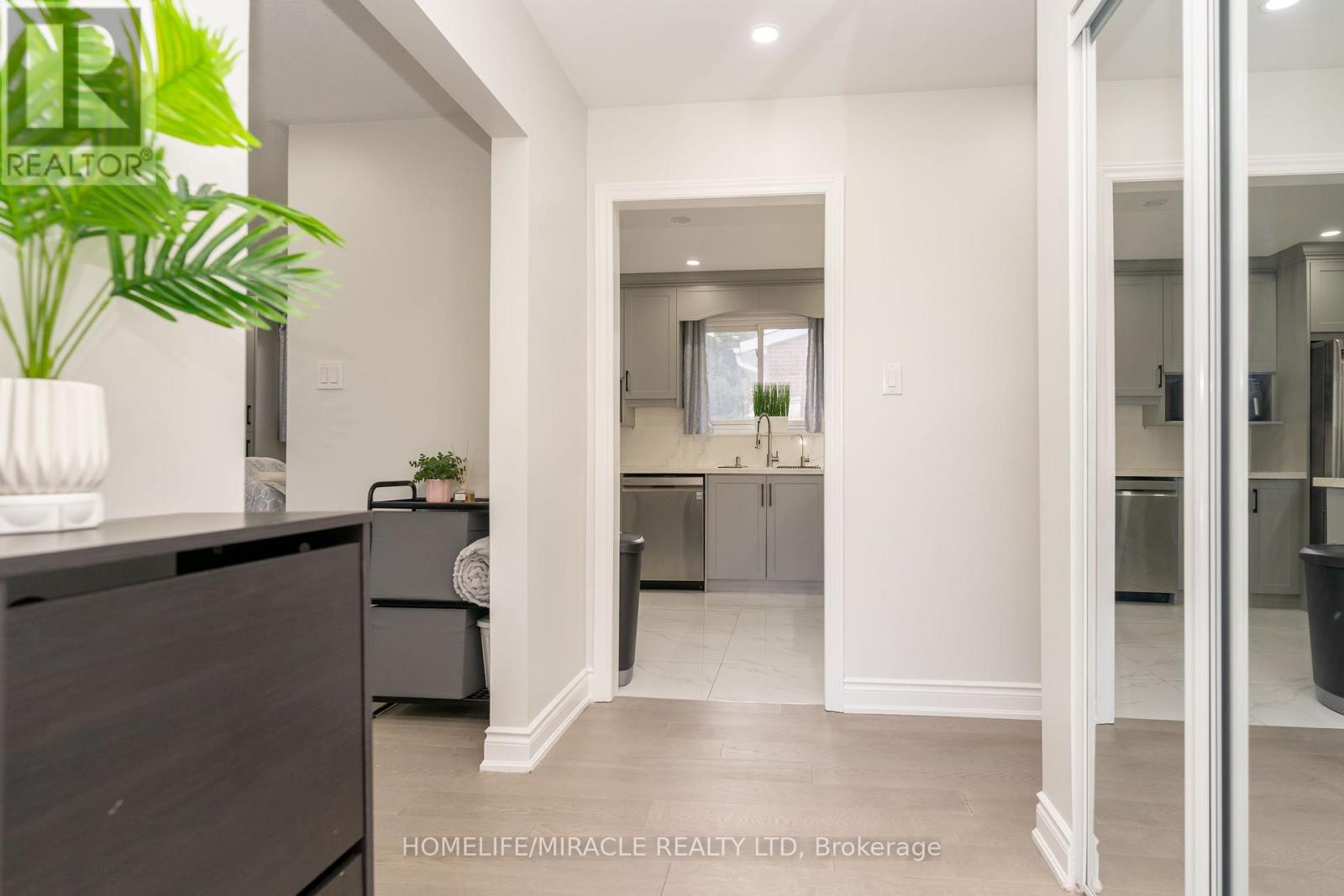 Photo 4 of 5 Finsbury Drive, Brampton ON