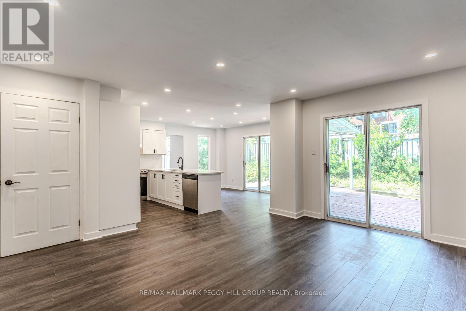 Photo 4 of 21 Autumn Lane, Barrie ON