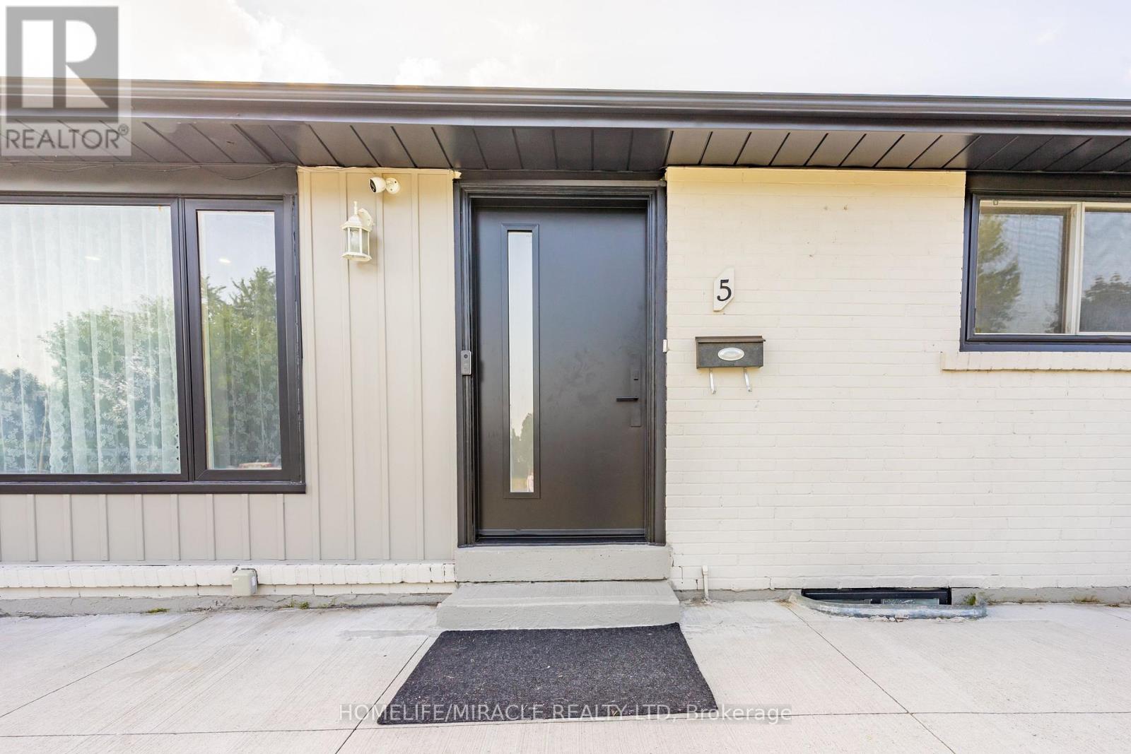 Photo 3 of 5 Finsbury Drive, Brampton ON