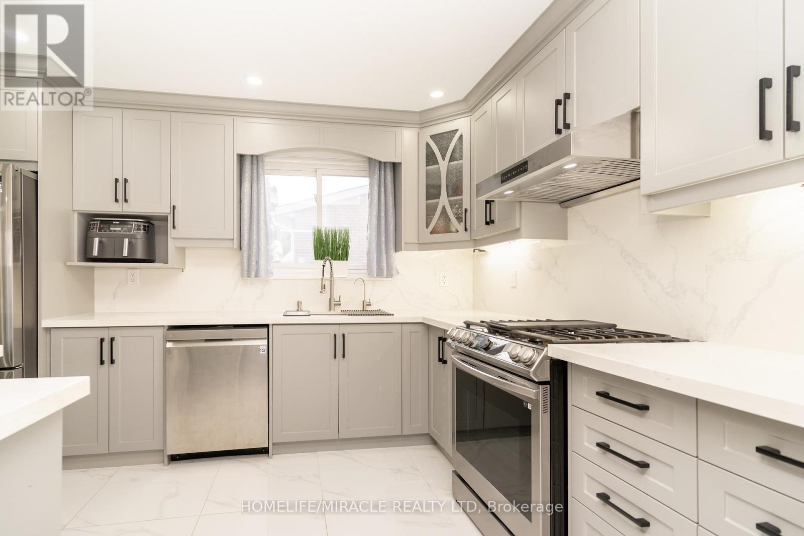 Photo 15 of 5 Finsbury Drive, Brampton ON