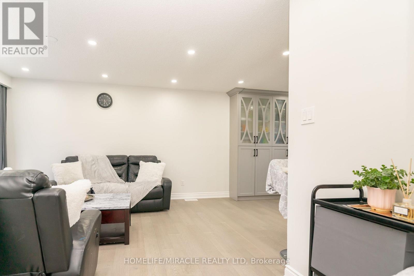 Photo 6 of 5 Finsbury Drive, Brampton ON