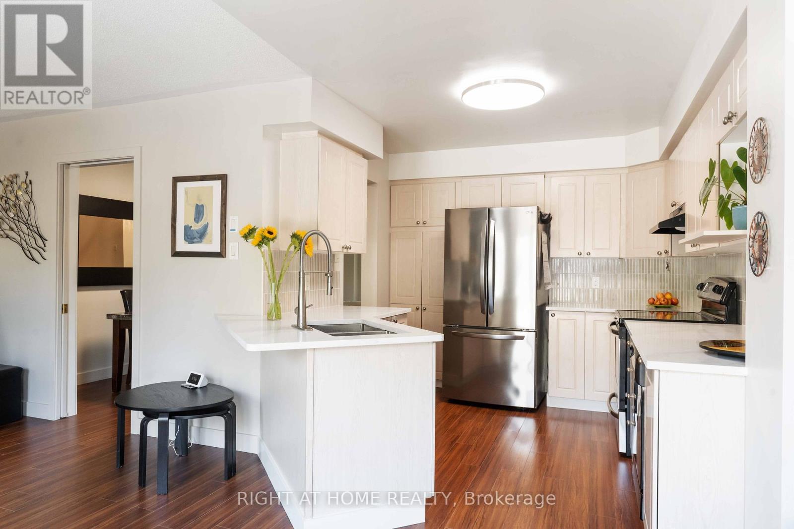 Photo 11 of 142 Blackdome Crescent, Ottawa ON