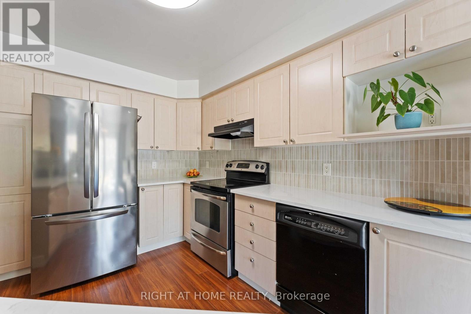 Photo 12 of 142 Blackdome Crescent, Ottawa ON