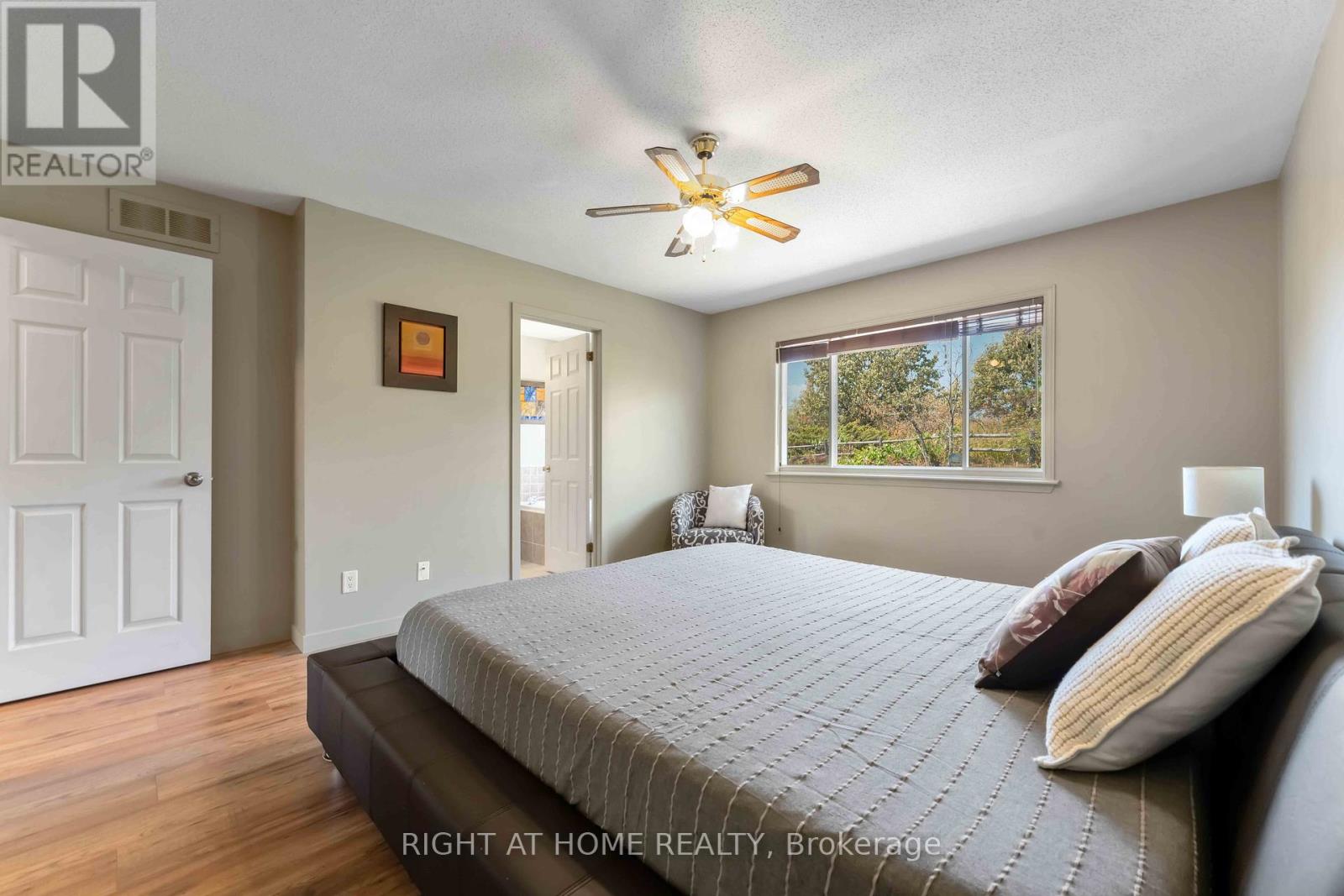 Photo 15 of 142 Blackdome Crescent, Ottawa ON
