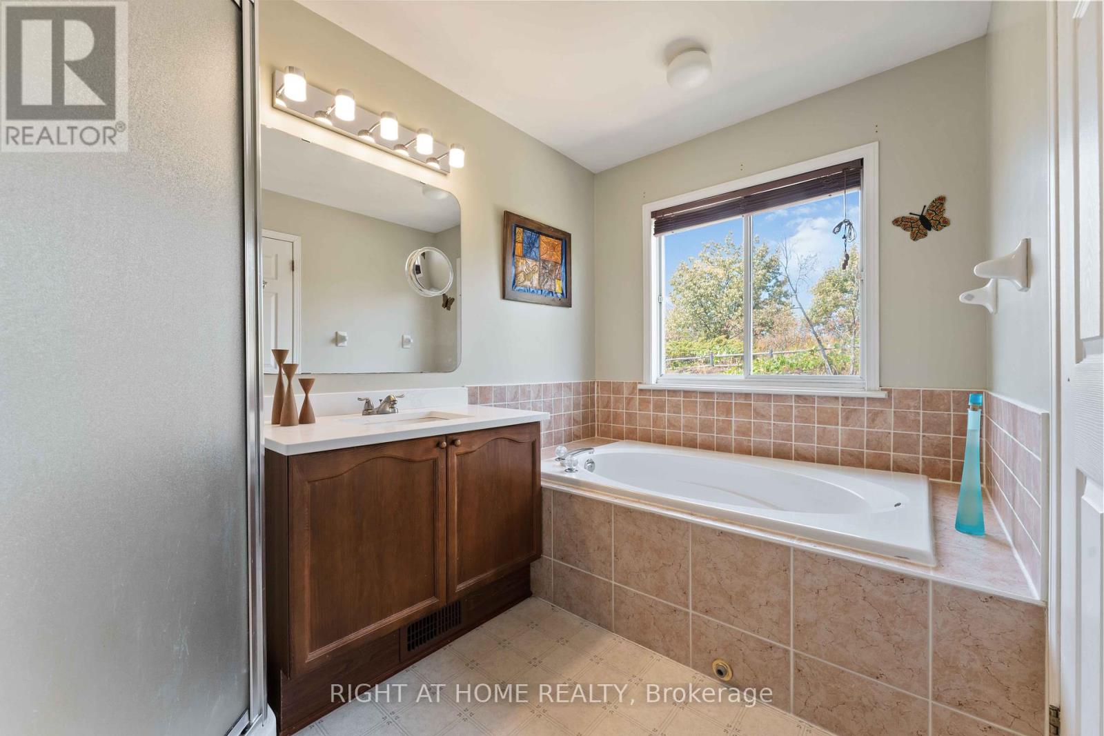 Photo 18 of 142 Blackdome Crescent, Ottawa ON