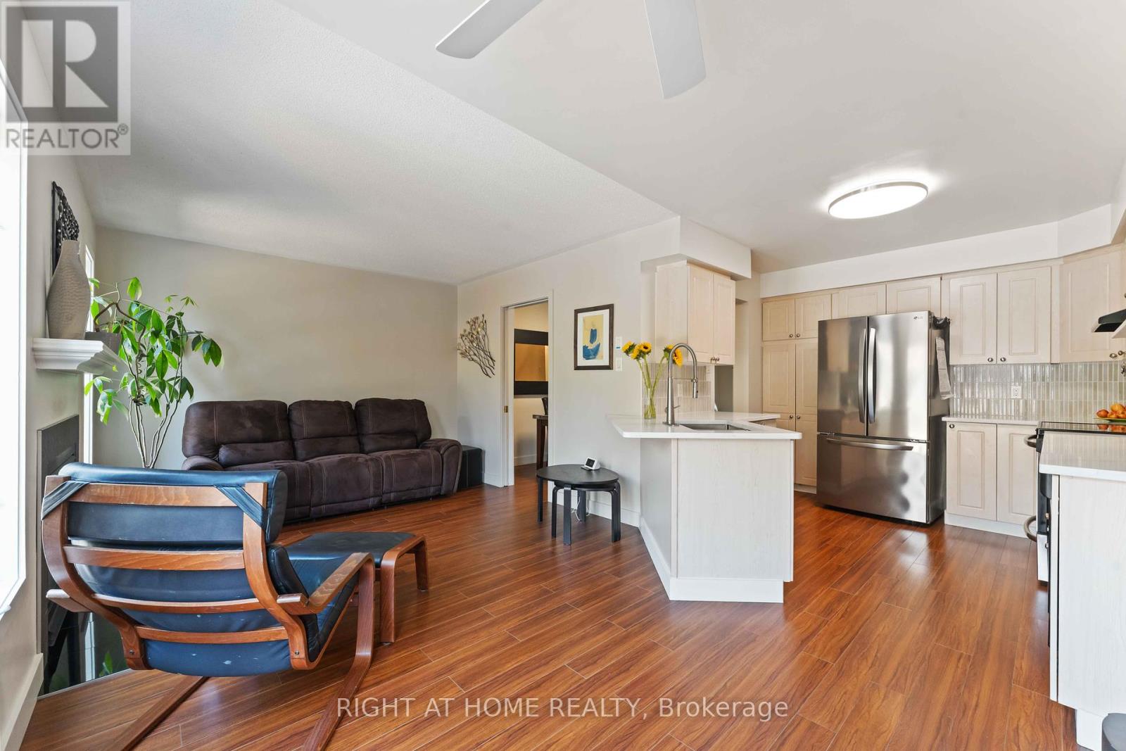 Photo 6 of 142 Blackdome Crescent, Ottawa ON