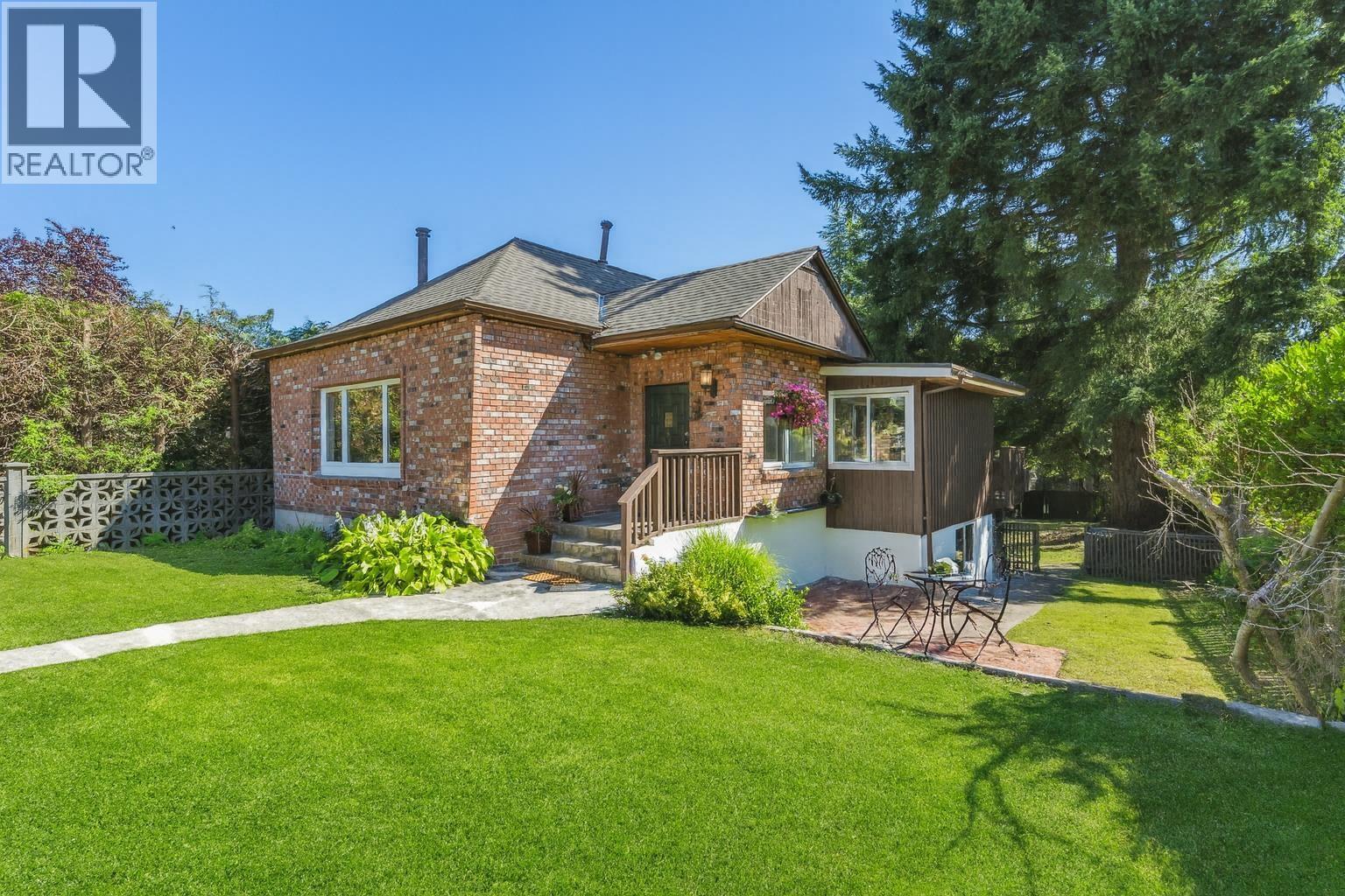 Photo 1 of 865 E 12 Th Street, North Vancouver BC