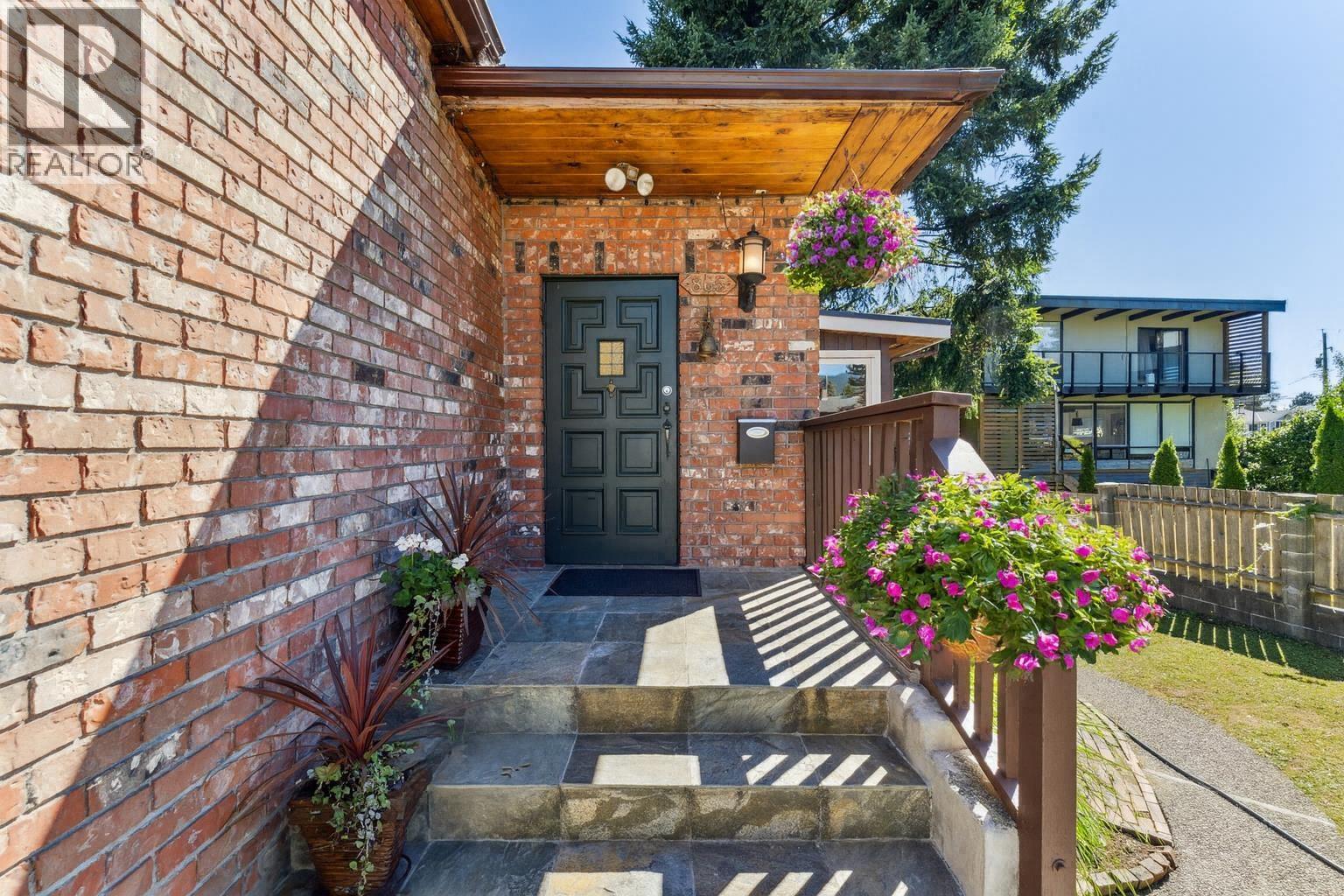 Photo 2 of 865 E 12 Th Street, North Vancouver BC