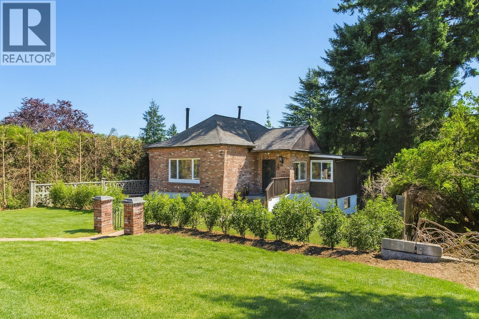 Photo 40 of 865 E 12 Th Street, North Vancouver BC