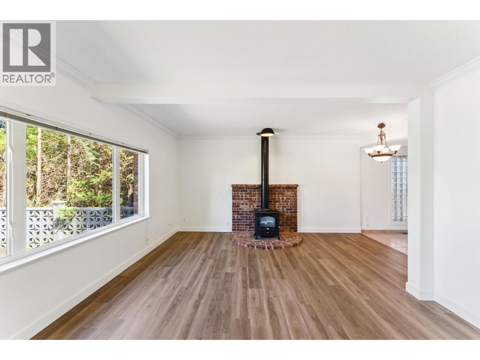 Photo 5 of 865 E 12 Th Street, North Vancouver BC