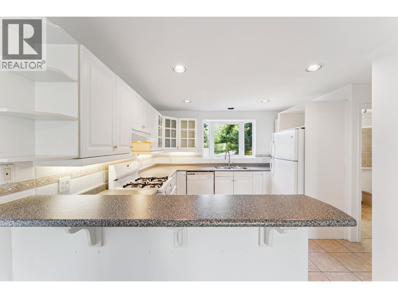Photo 7 of 865 E 12 Th Street, North Vancouver BC