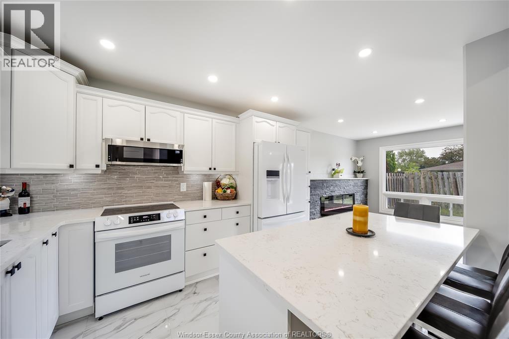 Photo 12 of 9914 Forest Glade Court, Windsor ON