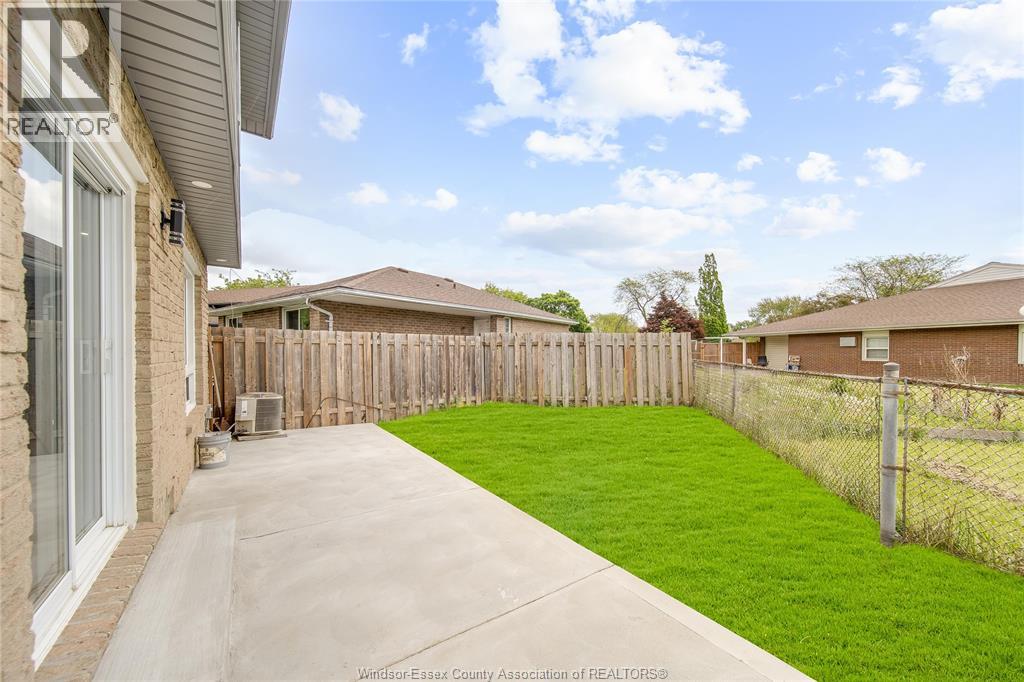 Photo 32 of 9914 Forest Glade Court, Windsor ON