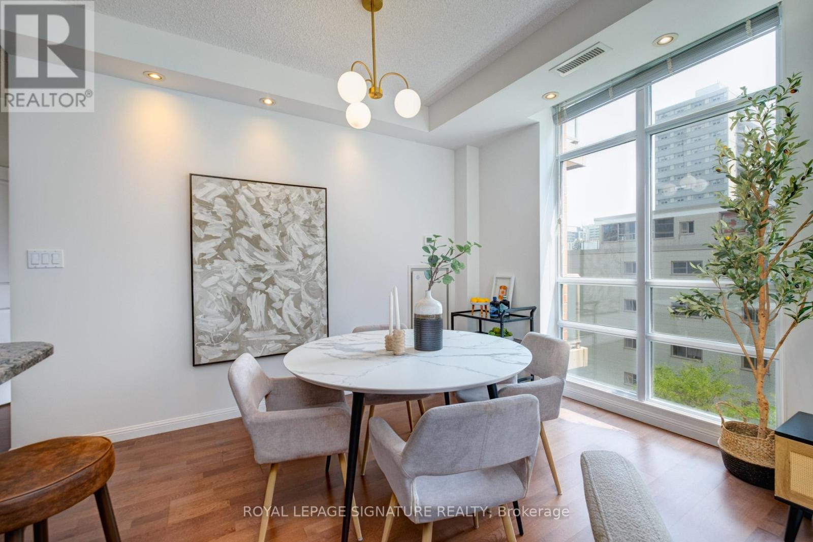 Photo 10 of 502 900 Mount Pleasant Road, Toronto ON