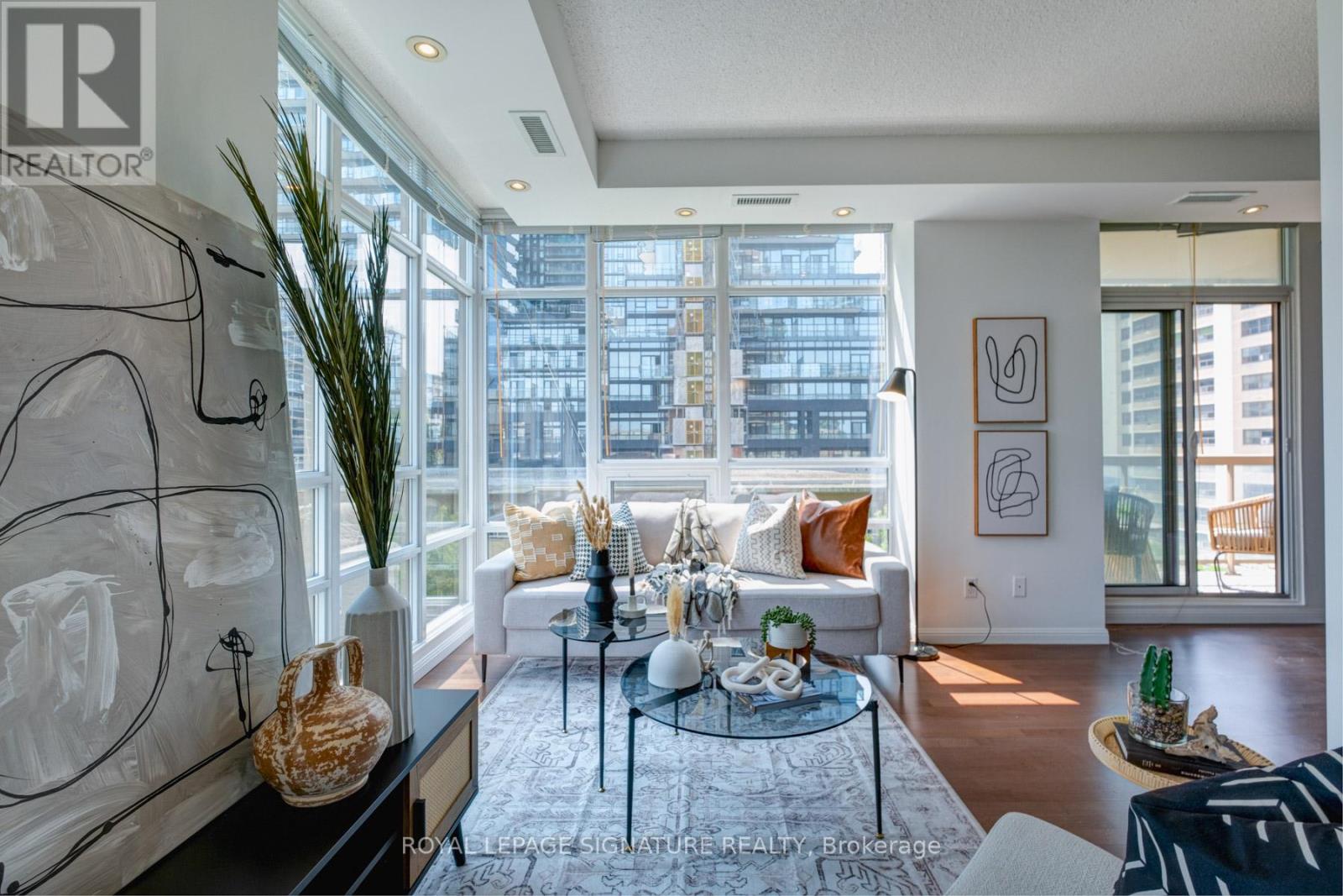 Photo 14 of 502 900 Mount Pleasant Road, Toronto ON