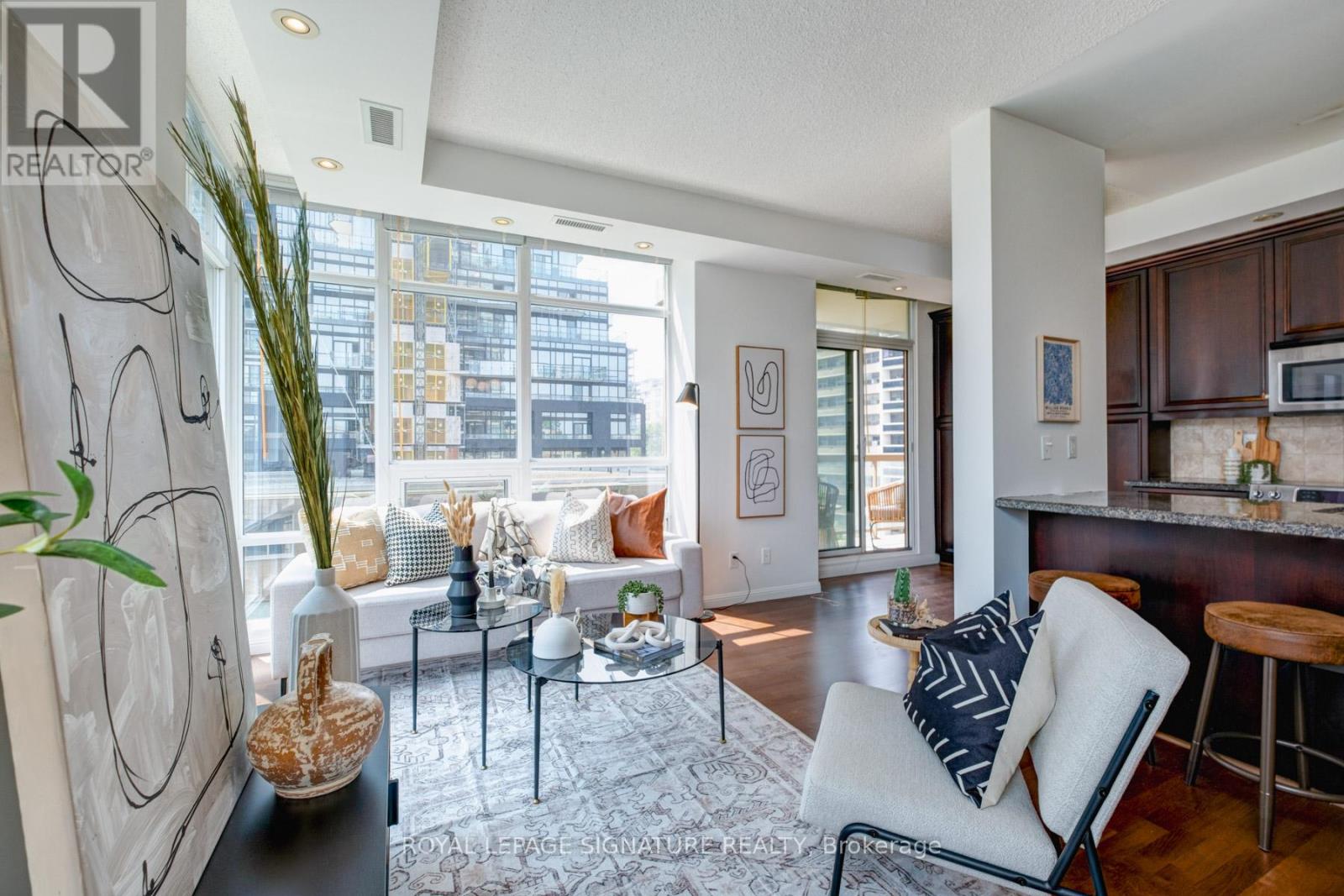 Photo 15 of 502 900 Mount Pleasant Road, Toronto ON