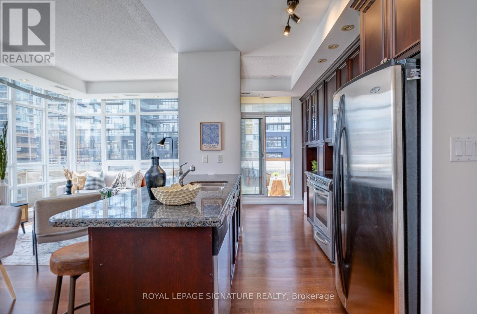 Photo 16 of 502 900 Mount Pleasant Road, Toronto ON