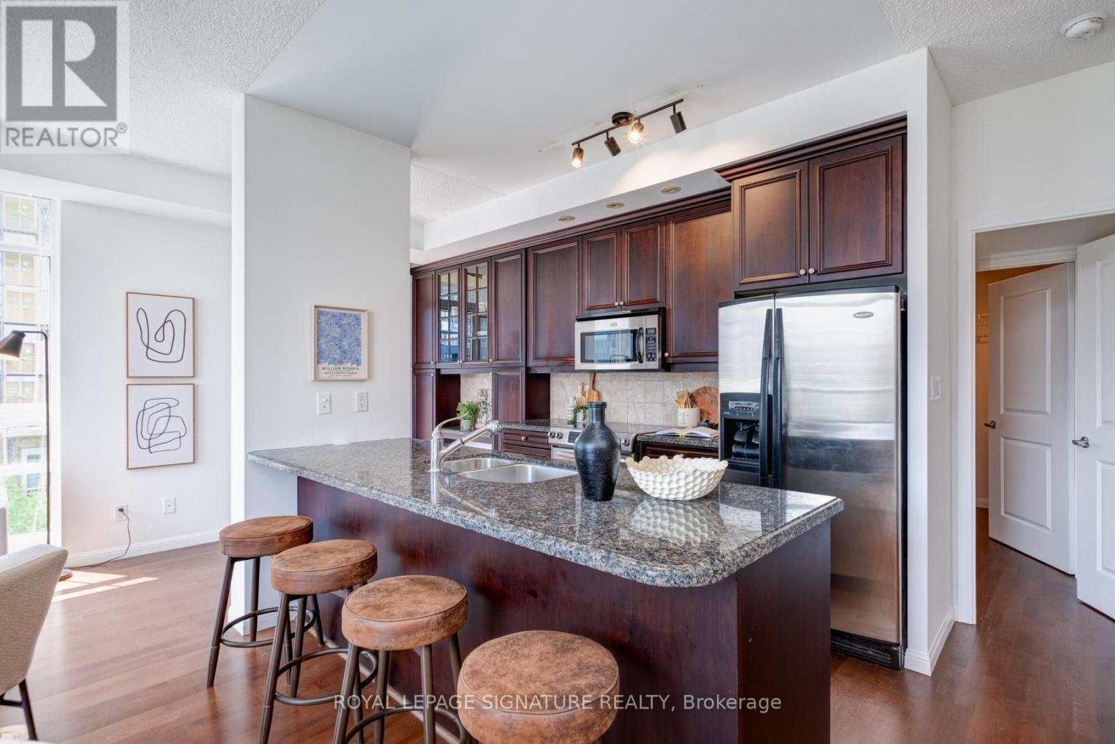 Photo 17 of 502 900 Mount Pleasant Road, Toronto ON