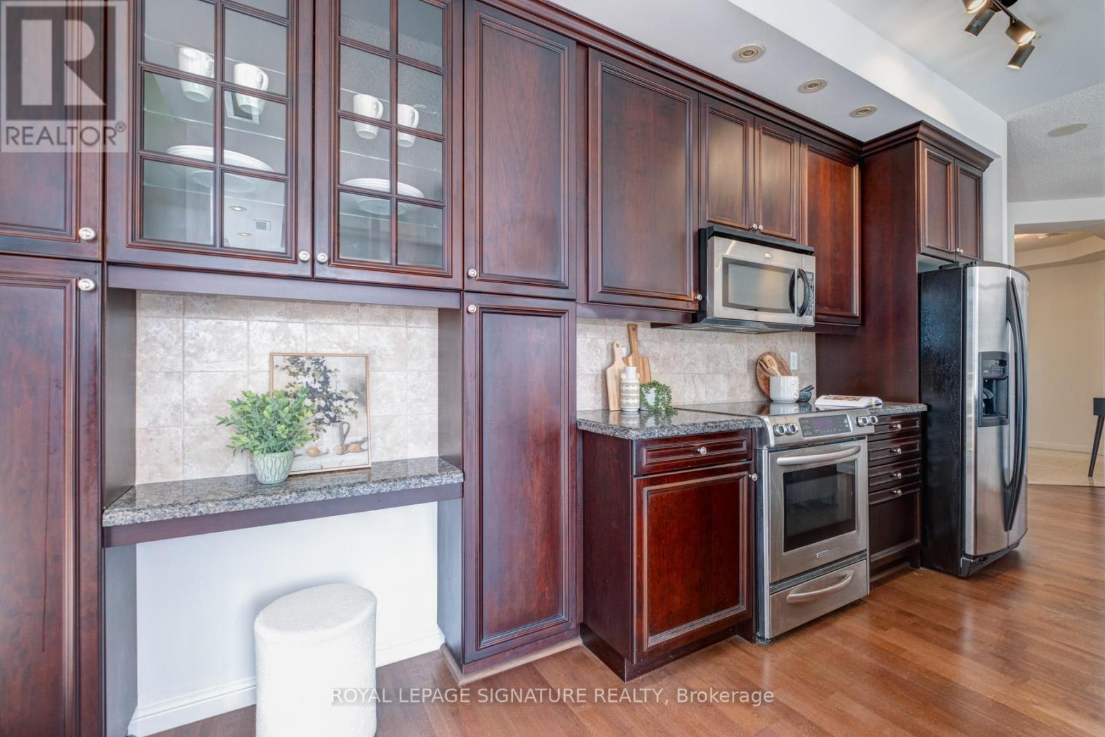 Photo 19 of 502 900 Mount Pleasant Road, Toronto ON