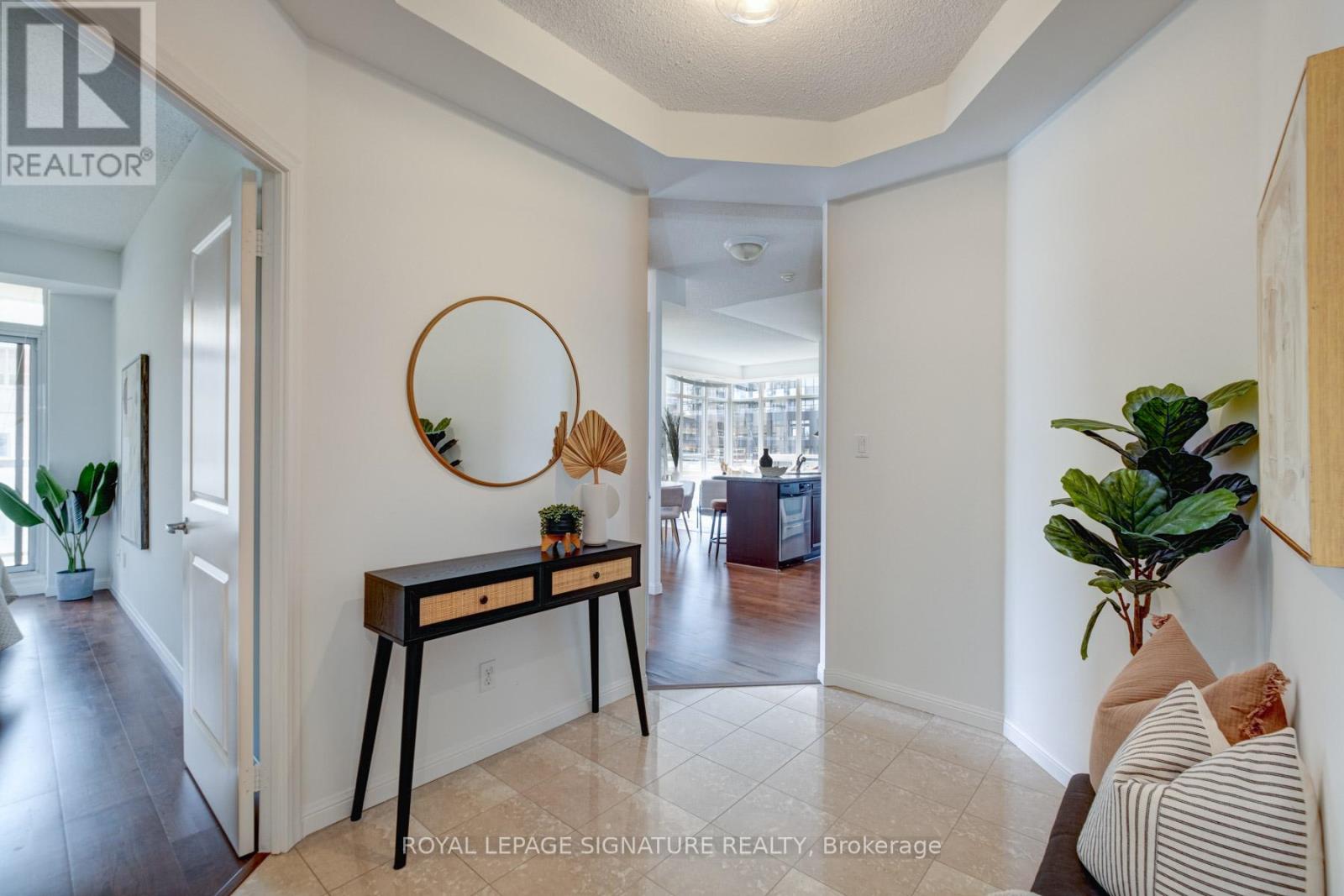 Photo 3 of 502 900 Mount Pleasant Road, Toronto ON