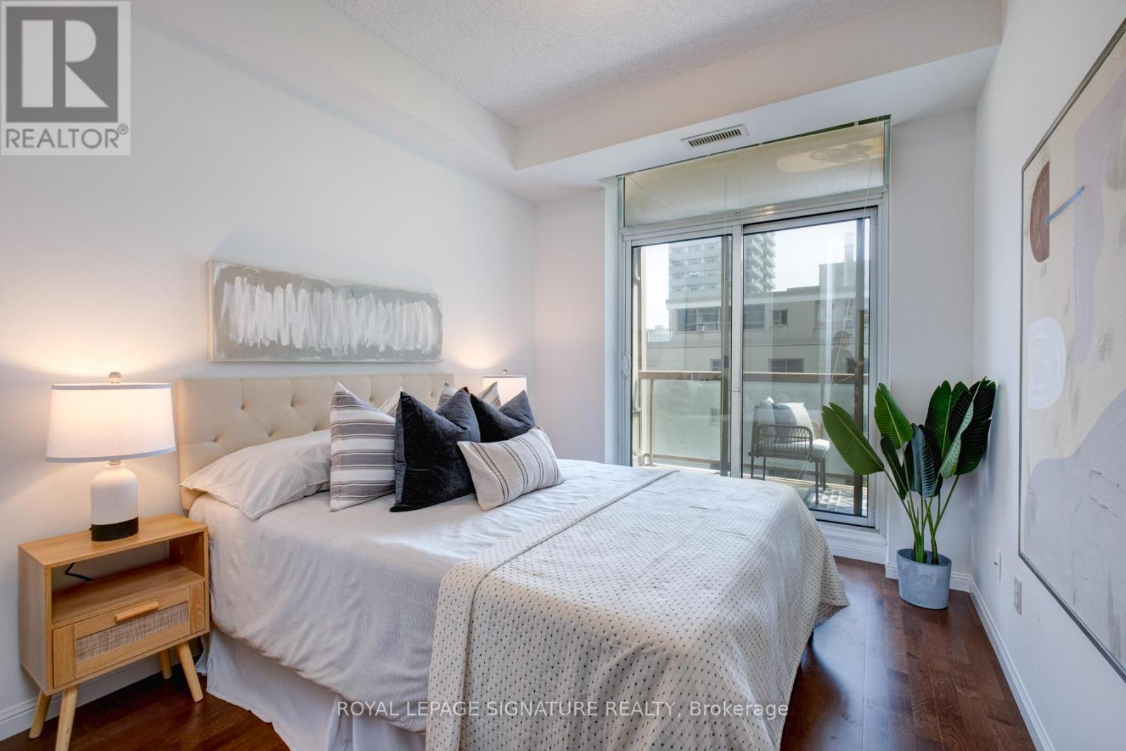 Photo 4 of 502 900 Mount Pleasant Road, Toronto ON