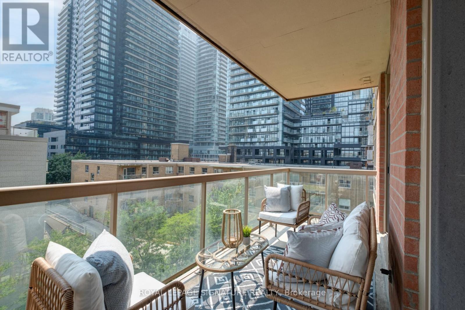 Photo 6 of 502 900 Mount Pleasant Road, Toronto ON