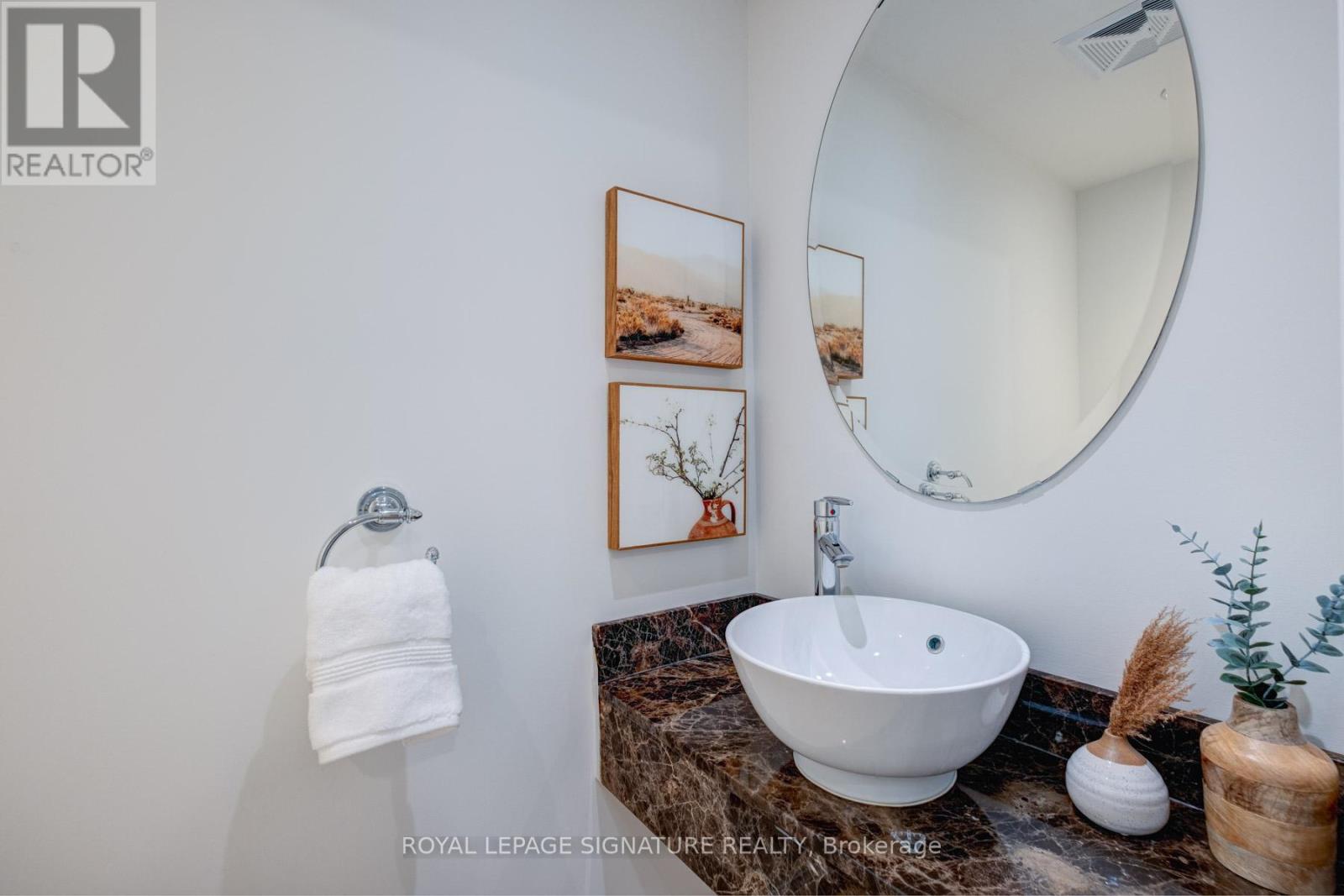 Photo 8 of 502 900 Mount Pleasant Road, Toronto ON