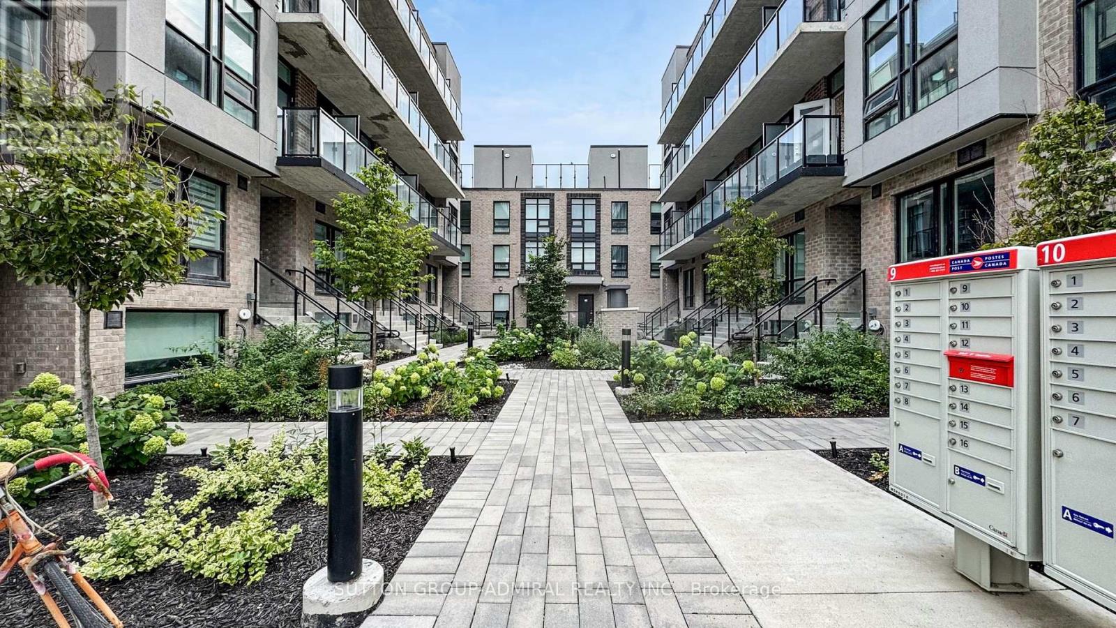Photo 11 of Th 20 851 Sheppard Avenue W, Toronto ON