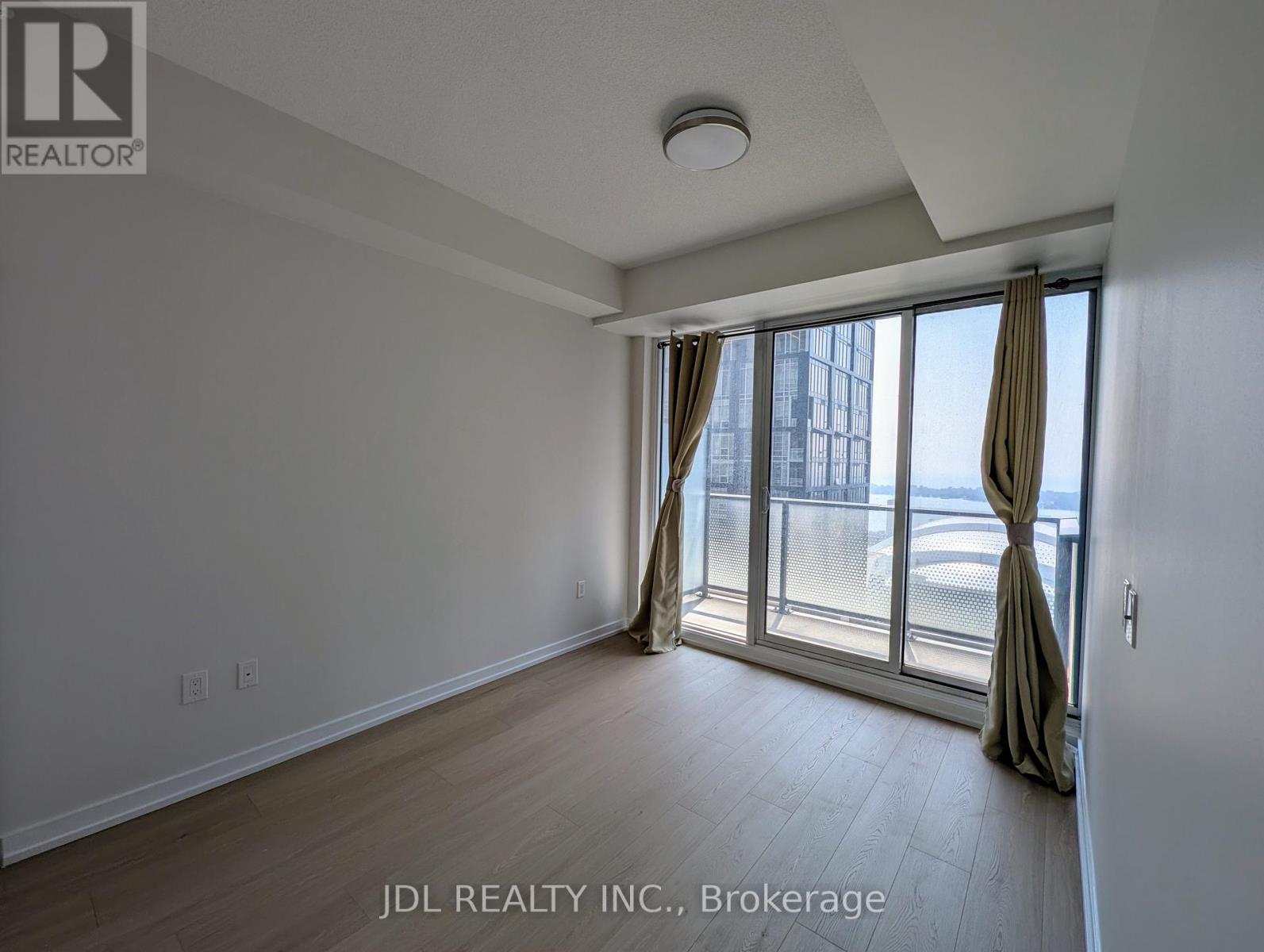 Photo 5 of 4701 125 Blue Jays Way, Toronto ON