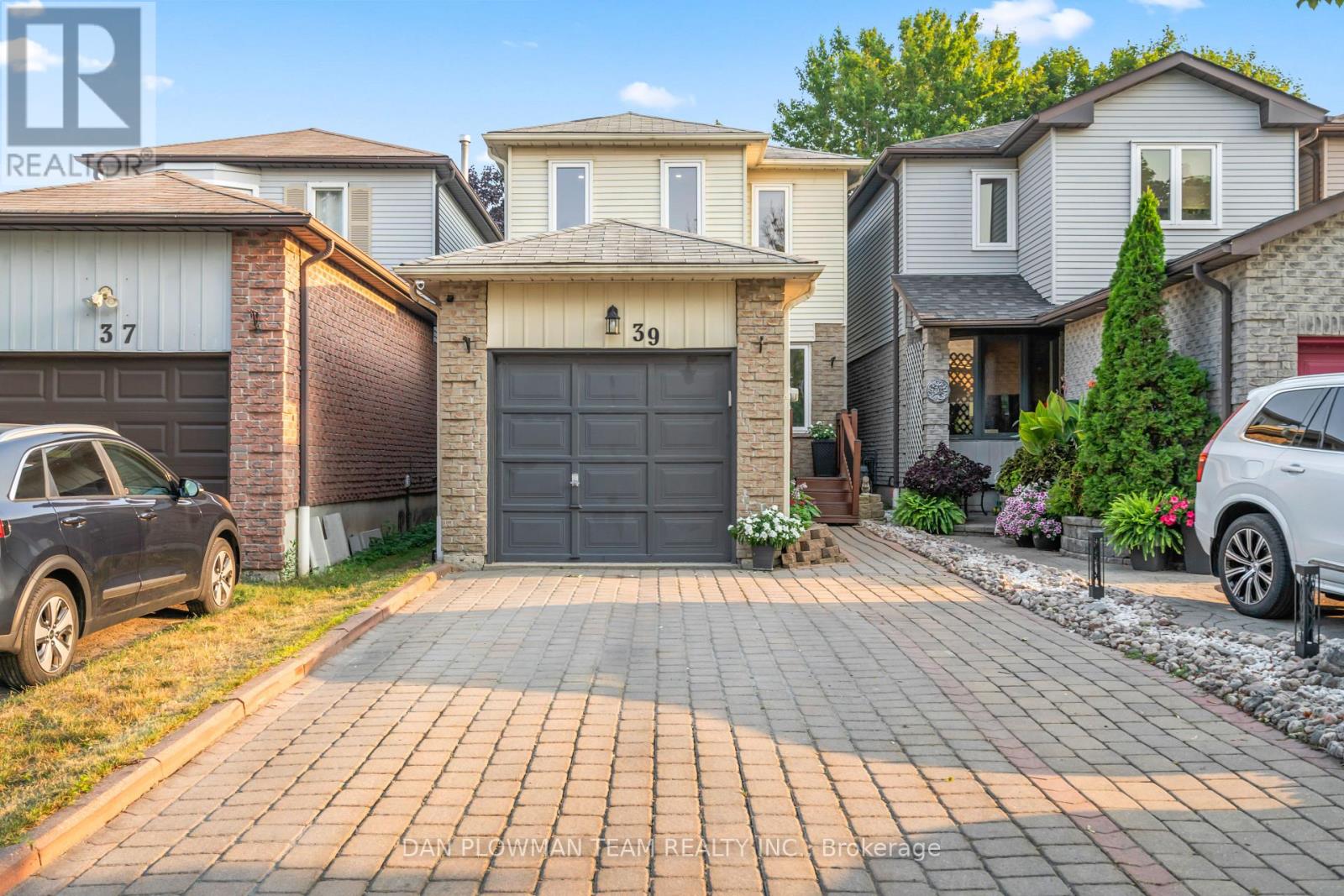 Photo 1 of 39 Dorvis Drive, Whitby ON
