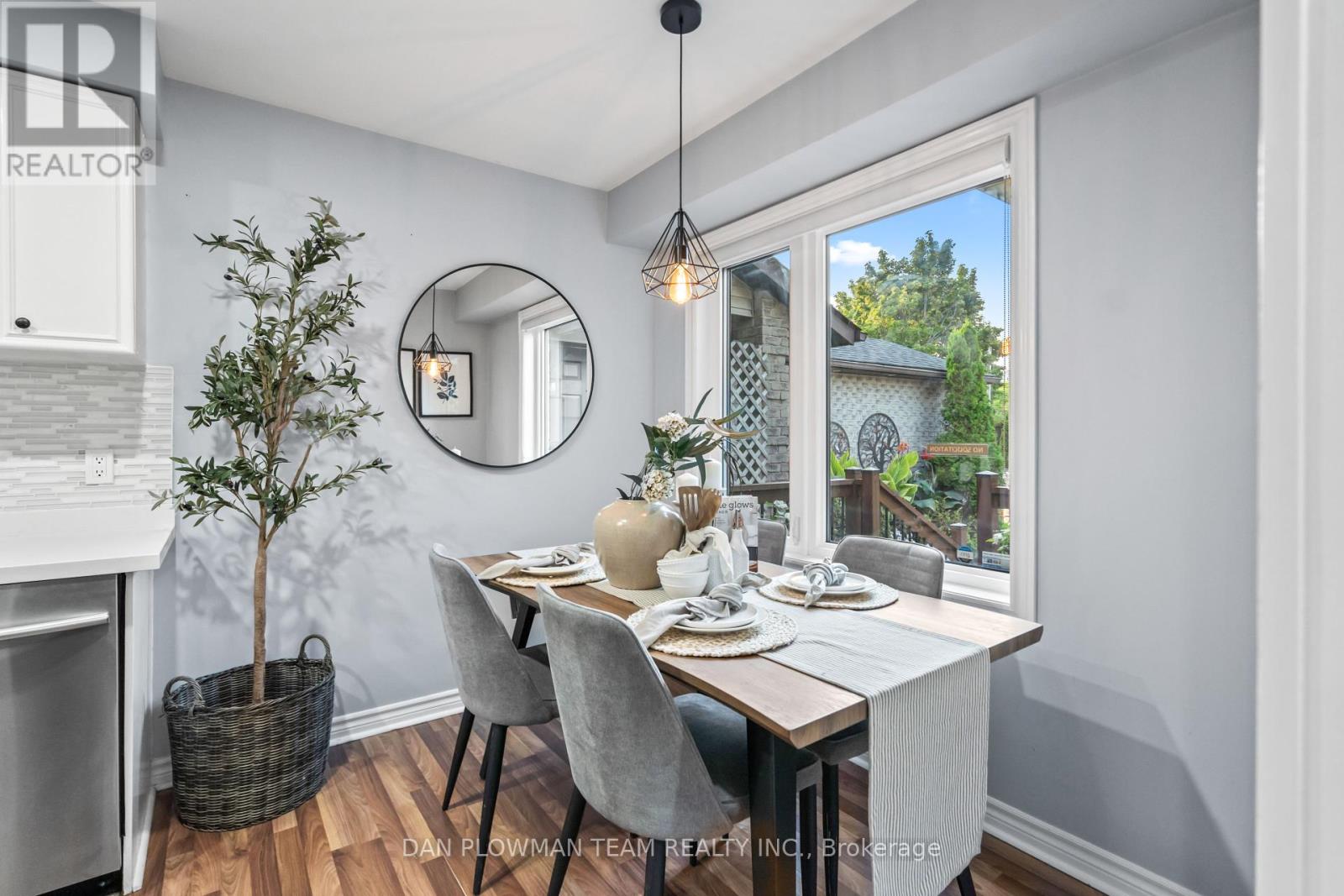 Photo 11 of 39 Dorvis Drive, Whitby ON