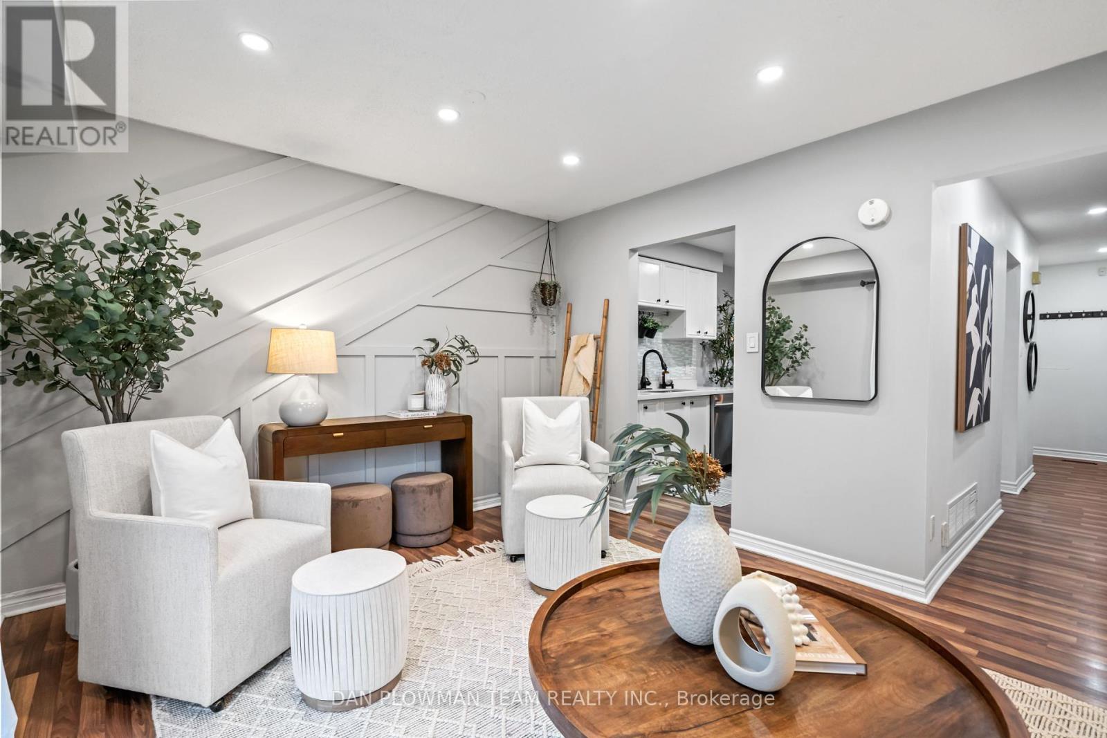 Photo 13 of 39 Dorvis Drive, Whitby ON