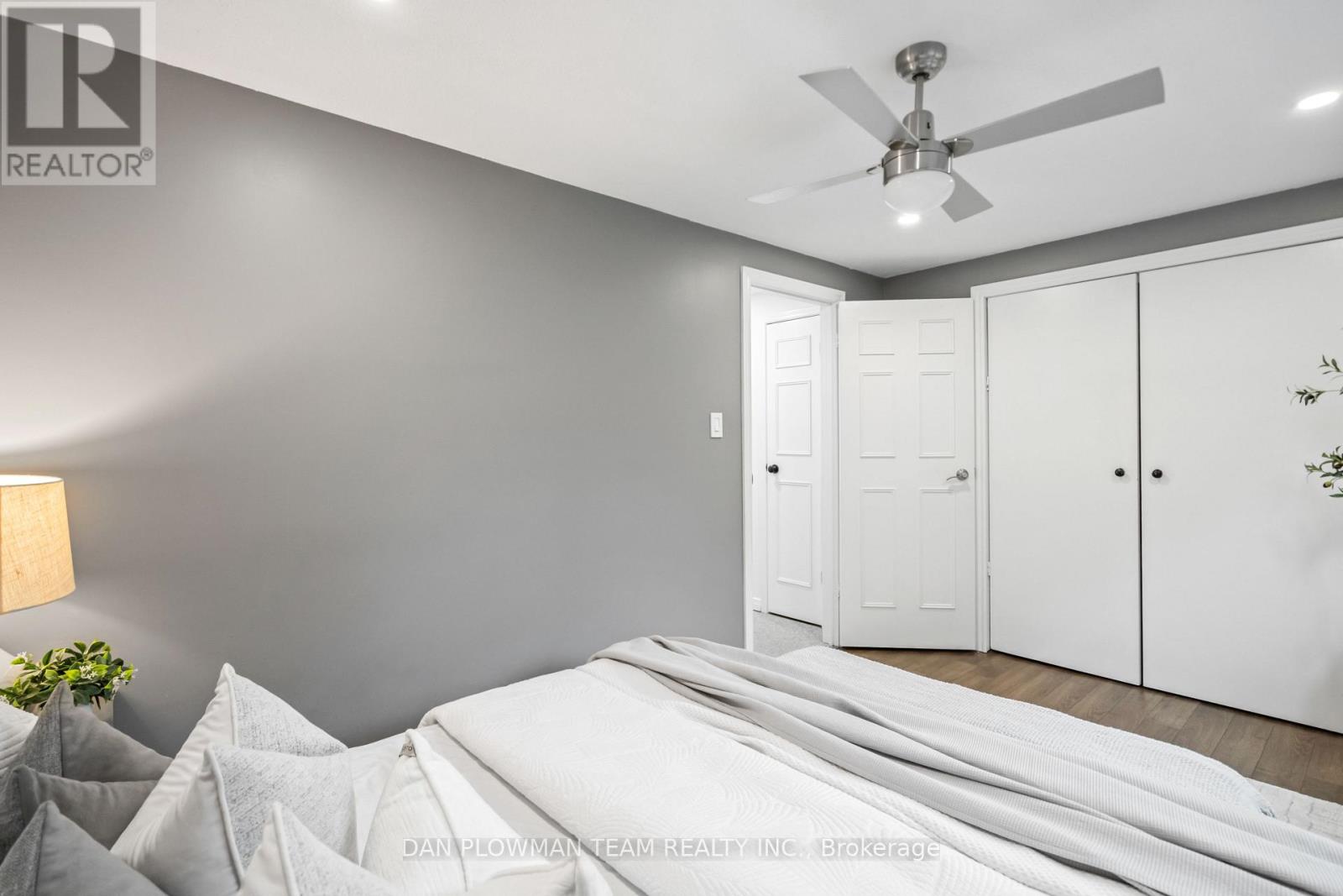 Photo 17 of 39 Dorvis Drive, Whitby ON