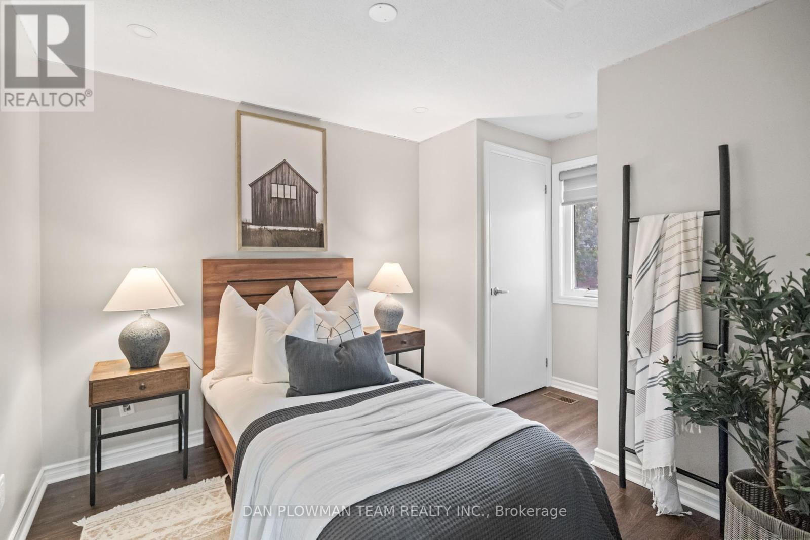 Photo 18 of 39 Dorvis Drive, Whitby ON