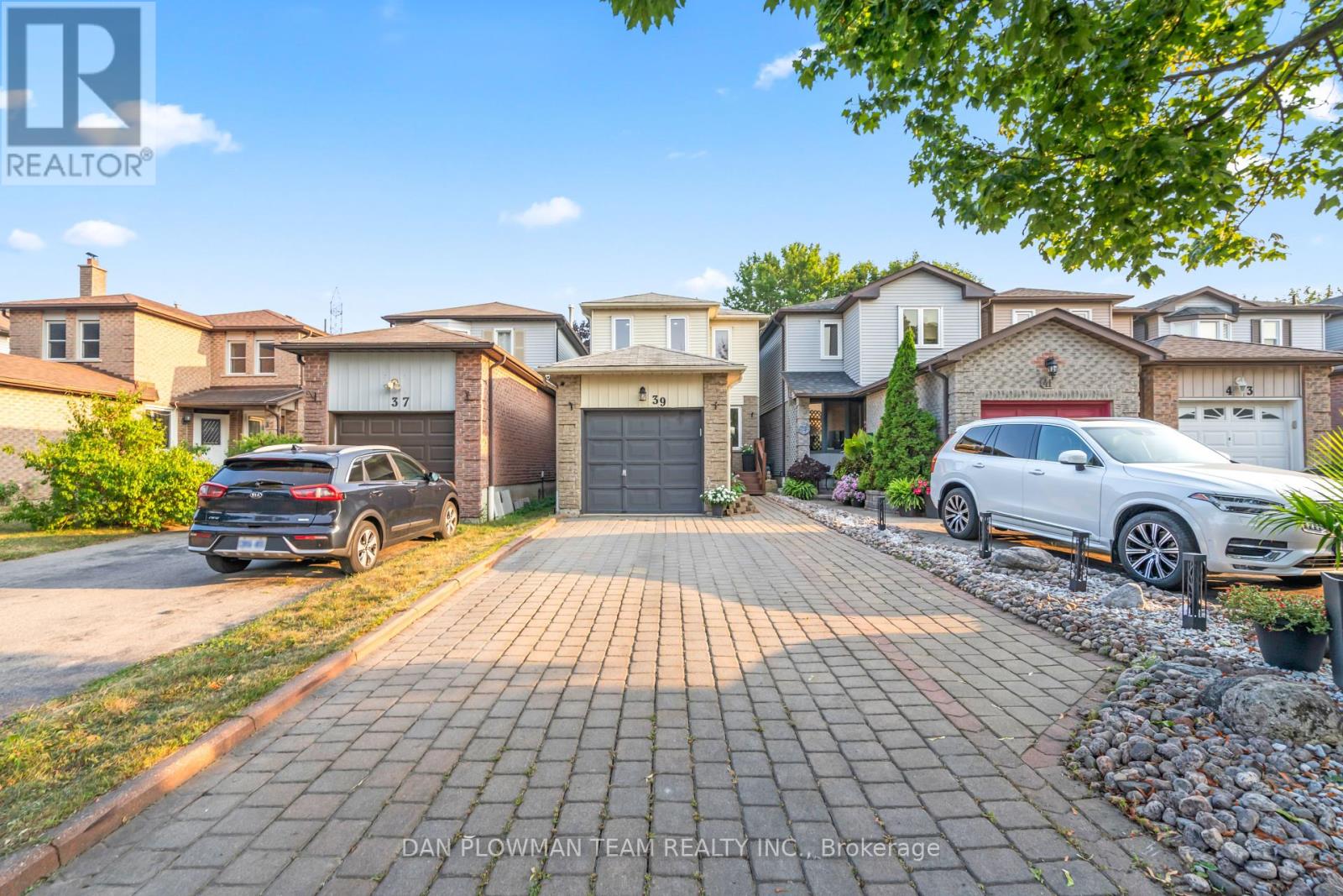 Photo 2 of 39 Dorvis Drive, Whitby ON