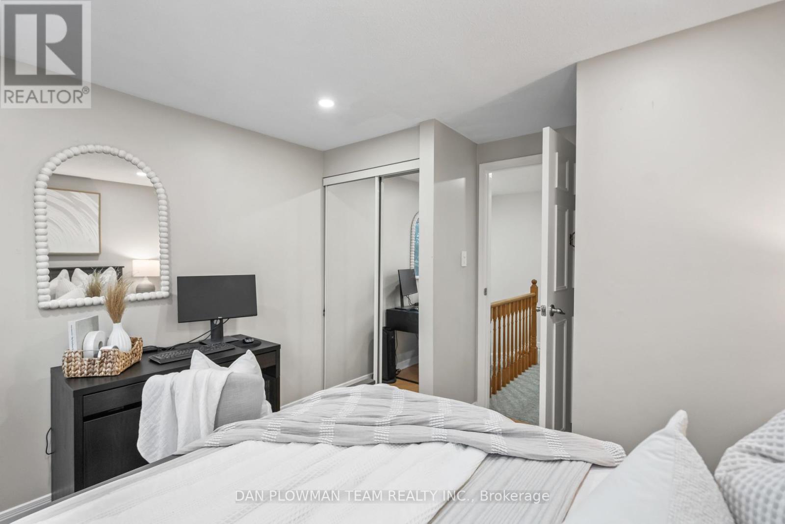 Photo 21 of 39 Dorvis Drive, Whitby ON