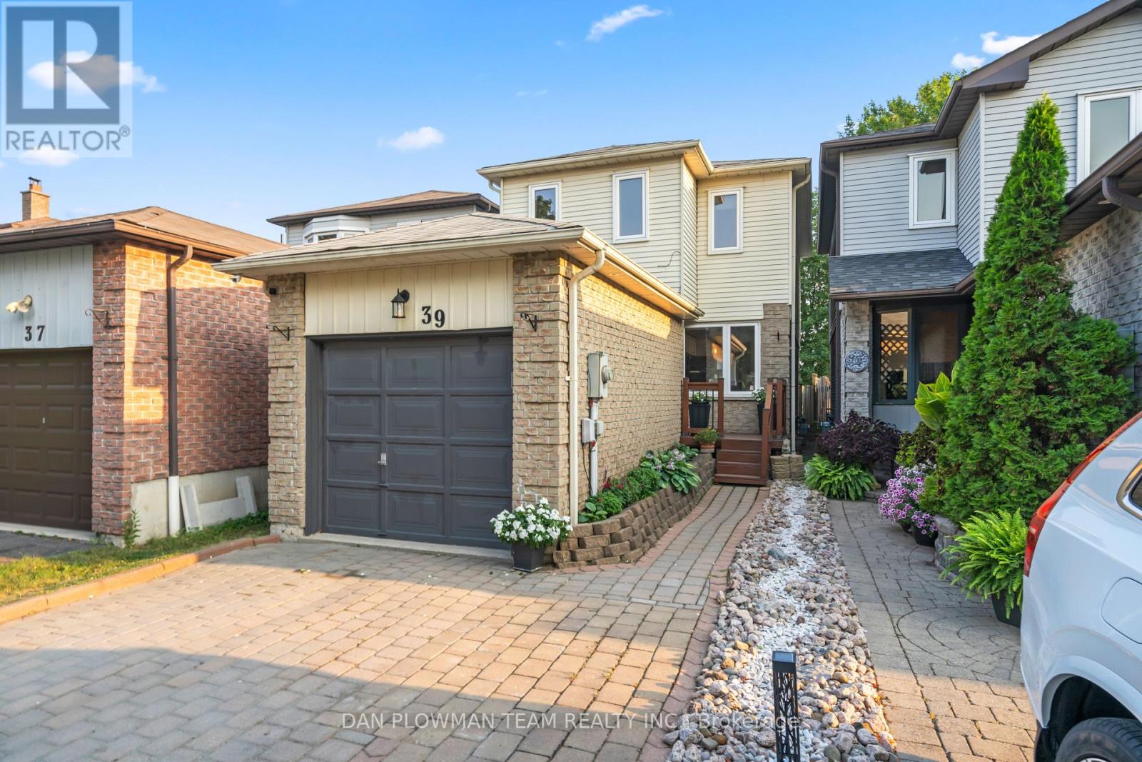 Photo 3 of 39 Dorvis Drive, Whitby ON