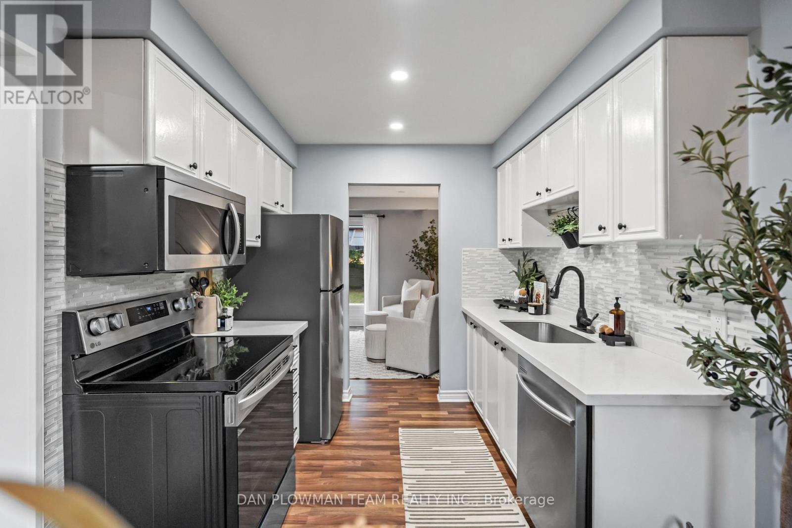 Photo 7 of 39 Dorvis Drive, Whitby ON