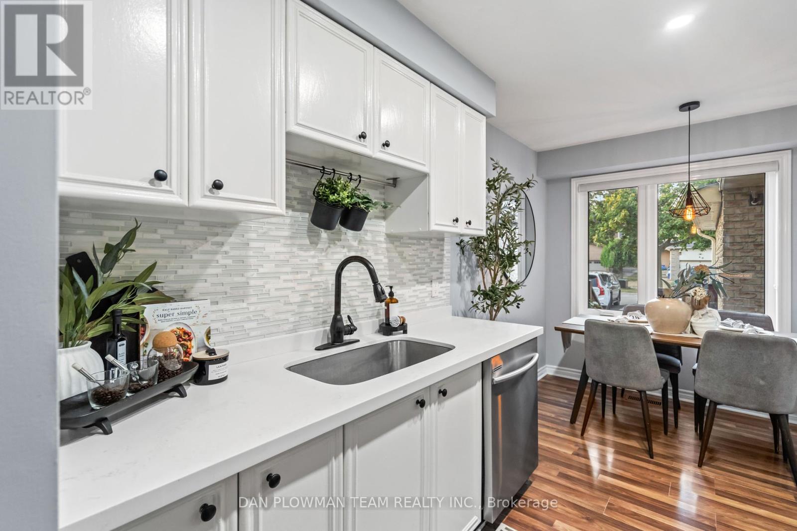 Photo 8 of 39 Dorvis Drive, Whitby ON