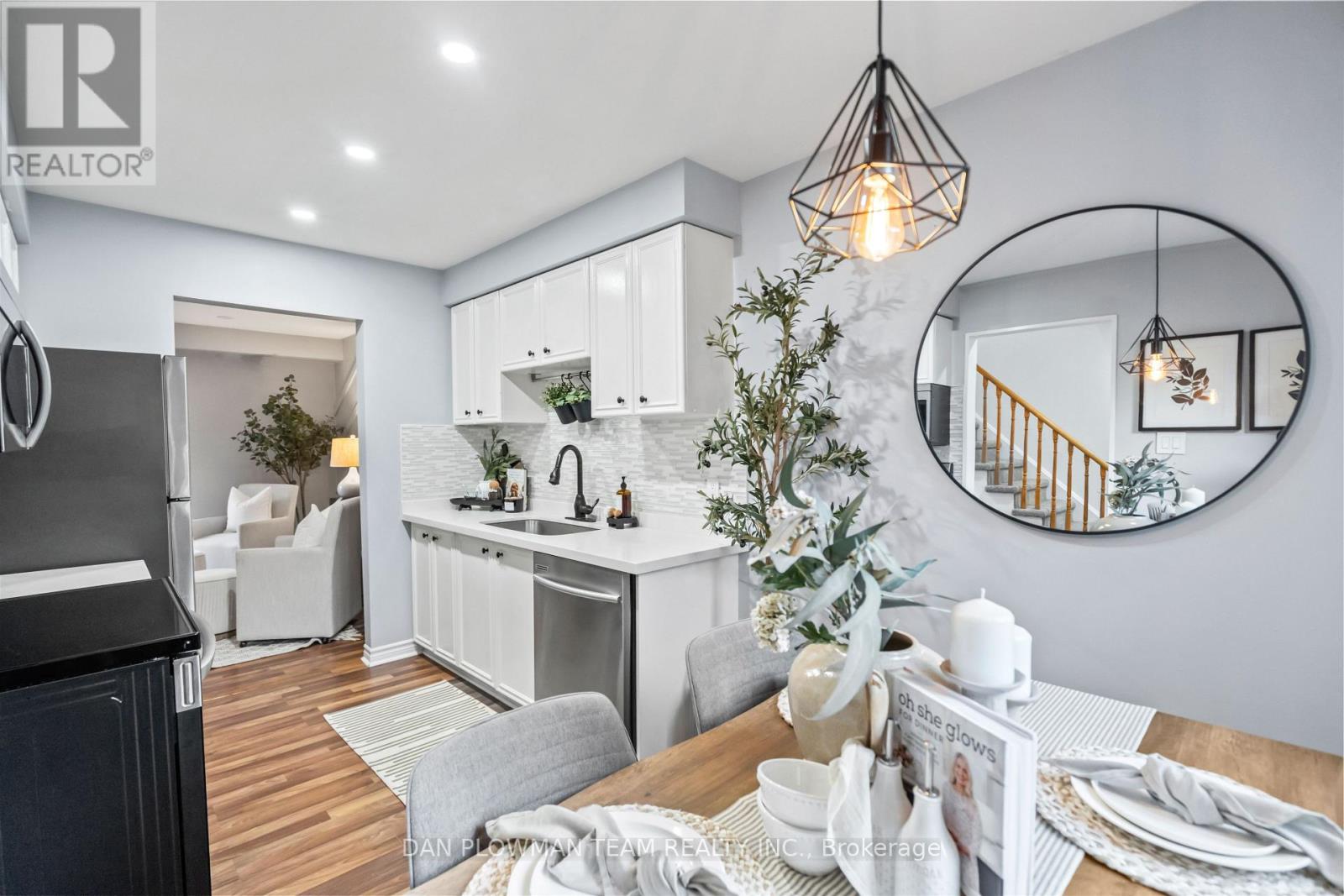 Photo 9 of 39 Dorvis Drive, Whitby ON