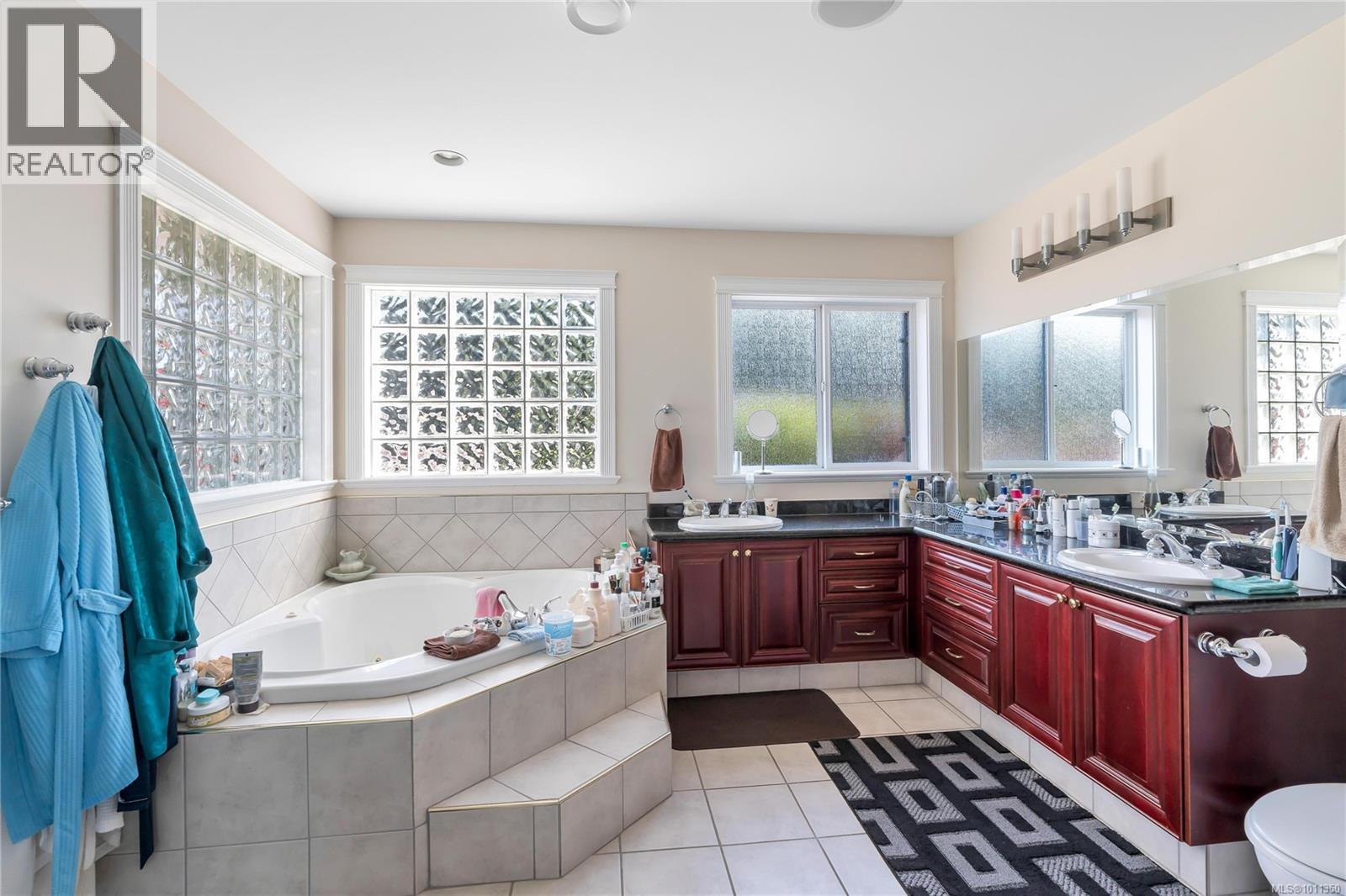 6797 Hampton Pl, Duncan