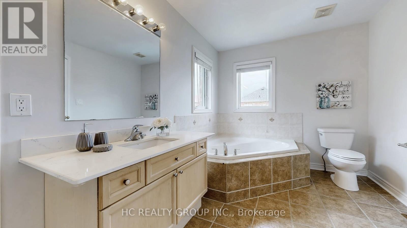 Photo 24 of 67 Melbourne Drive, Richmond Hill ON